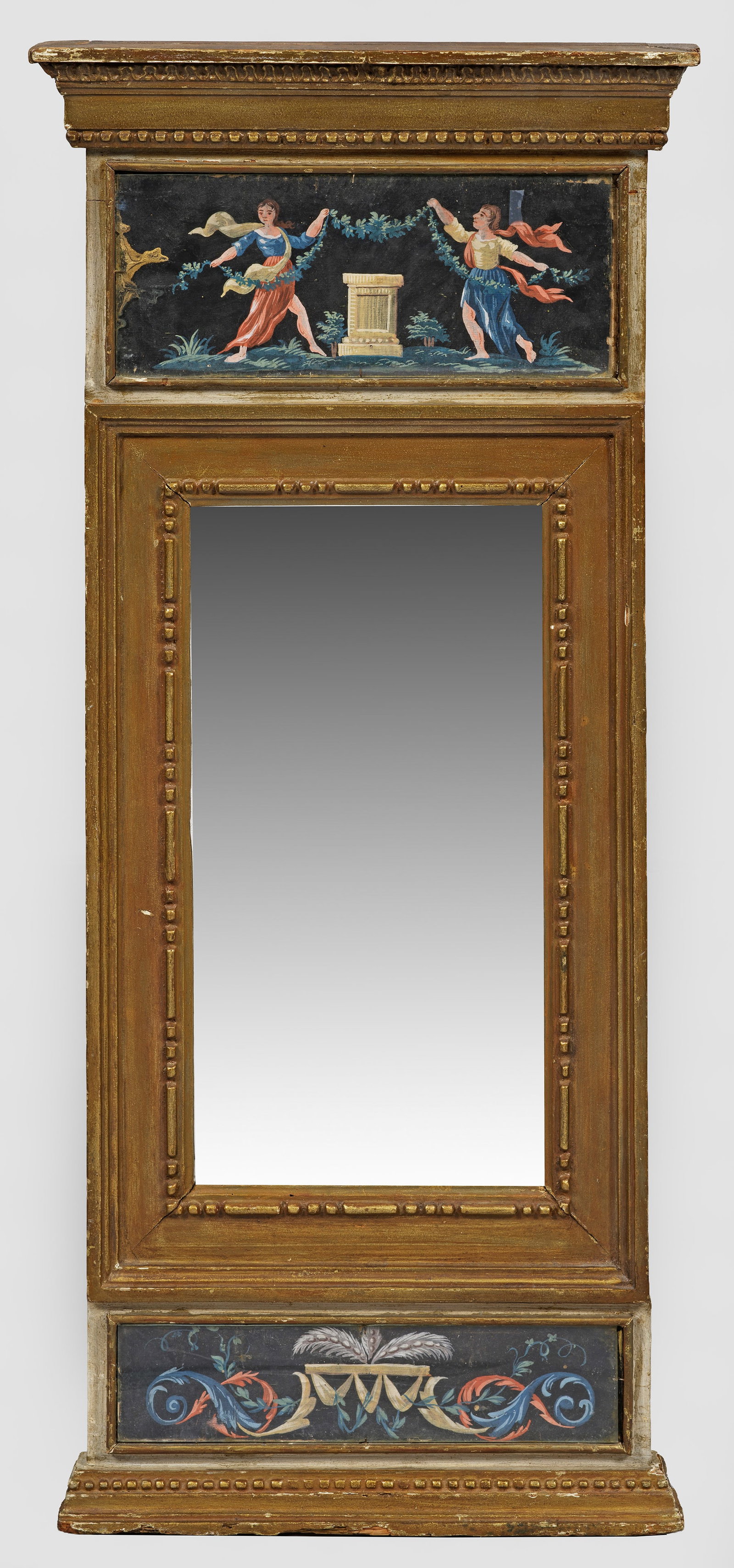 Louis XVI-Wandspiegel: Holz, creme- und goldfarben gefasst. Gerade, hochrechteckige, umlaufend profilierte Spiegelrahmung. Im breiten Giebelfeld verglaste, polychrom gestaltete, figürliche Darstellung. Korrespondierender u