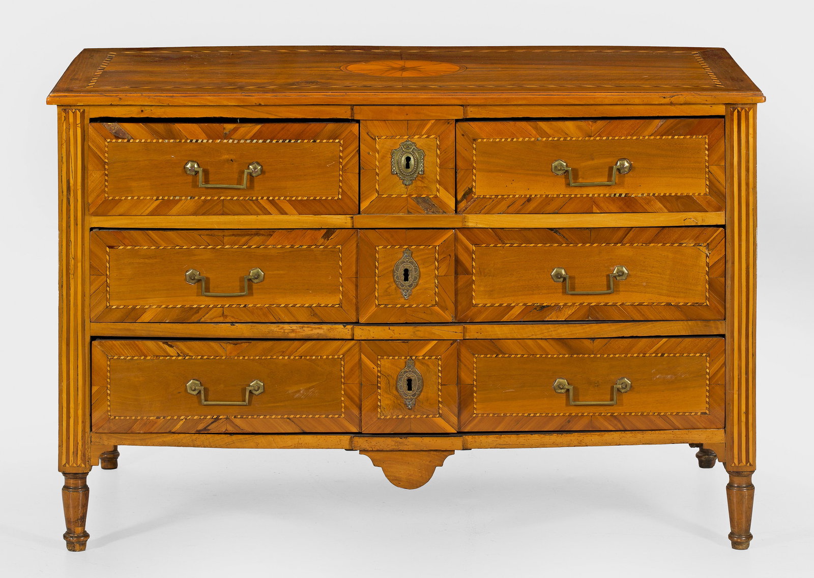 Große Louis XVI-Kommode: Nussbaum und Pflaumenholz, furniert. Gerader, querrechteckig angelegter Korpus auf schlanken Balusterfüßen. In der gegliederten Front vier Schubladen unterschiedlicher Größe. Gering überstehende,