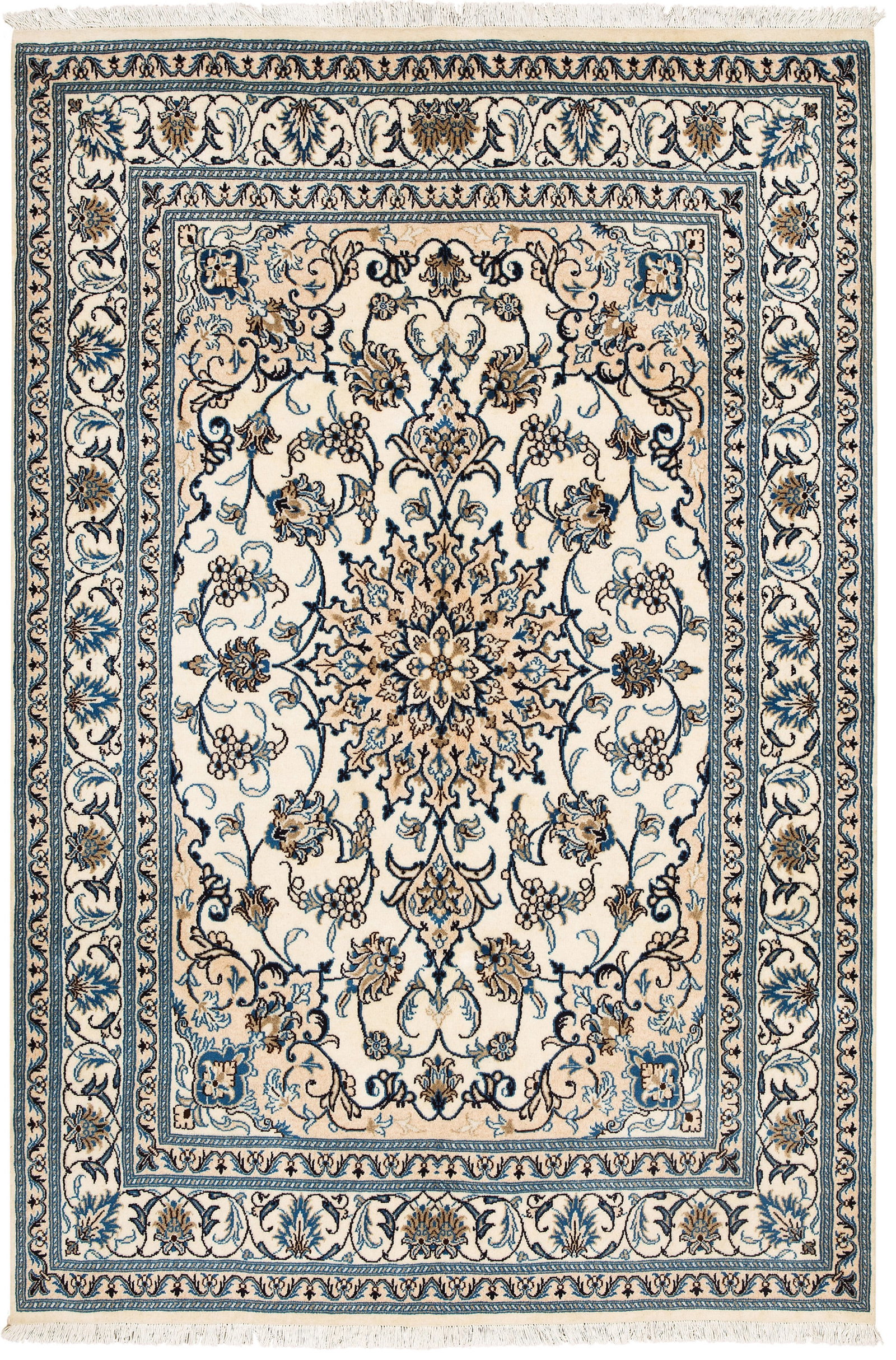 Nain-Teppich: Persien. Wolle mit Seide auf Baumwolle. Im elfenbeinfarbenen Innenfeld beigefarbenes Zentralmedaillon sowie entsprechende Ecklösungen und flächendeckende Rankenmusterung. Umlaufend breite, korrespon