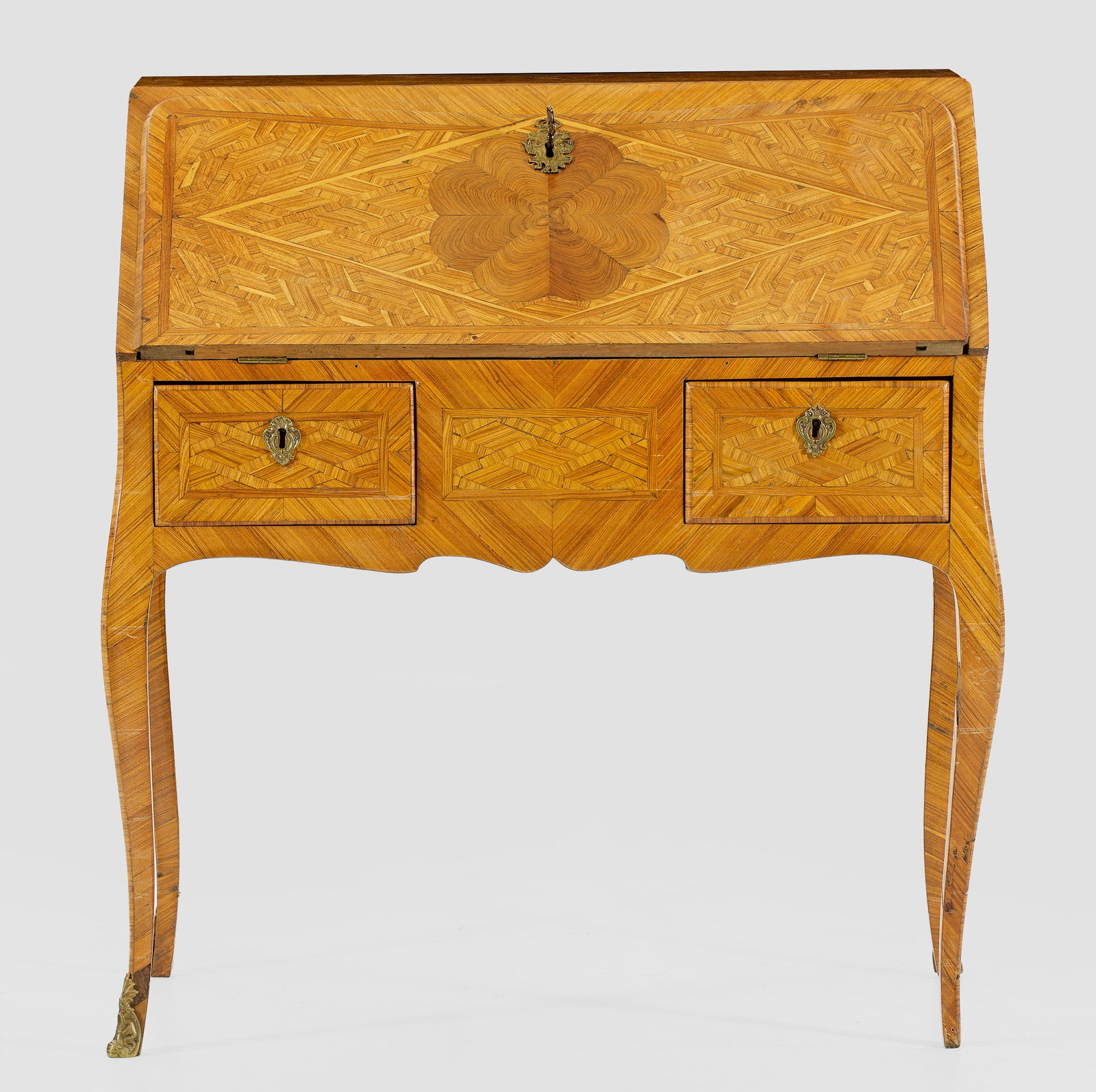 Louis XV-Sekretär: Rosenholz, furniert. Querrechteckig angelegter, leicht konkav eingezogener Korpus auf hohen, geschweiften Beinen. In der Front zwei Schubladen sowie schräggestellte, abklappbare Arbeitsfläche. Dahin