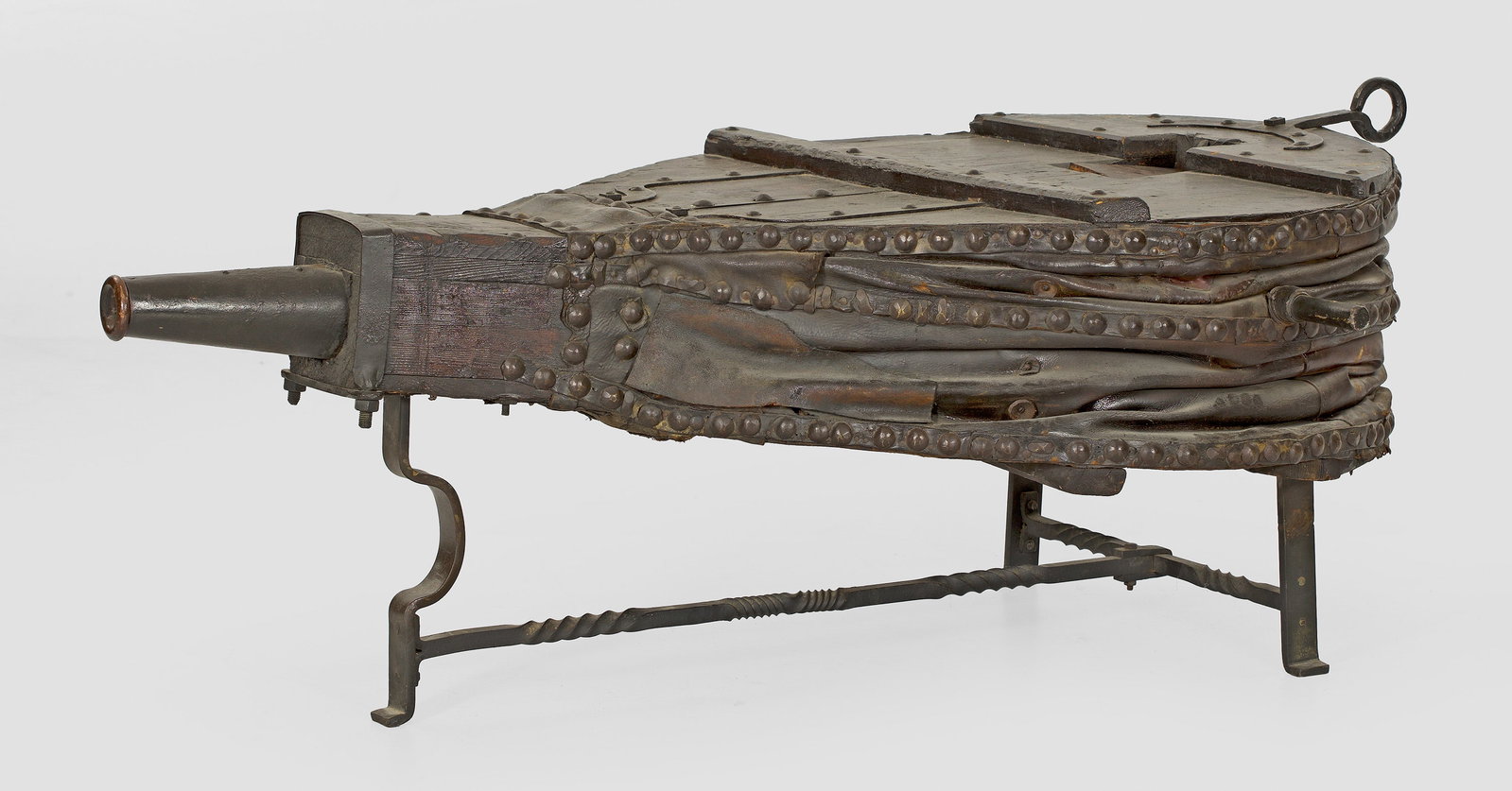Großer Blasebalg: Holz, Leder und Schmiedeeisen. Gerundeter Korpus mit seitlichen Handhaben auf Gestell aus flachen, gekanteten Streben und Stegen. H. 64 cm. 170 cm x 122 cm. A large German wood, leather and iron bello