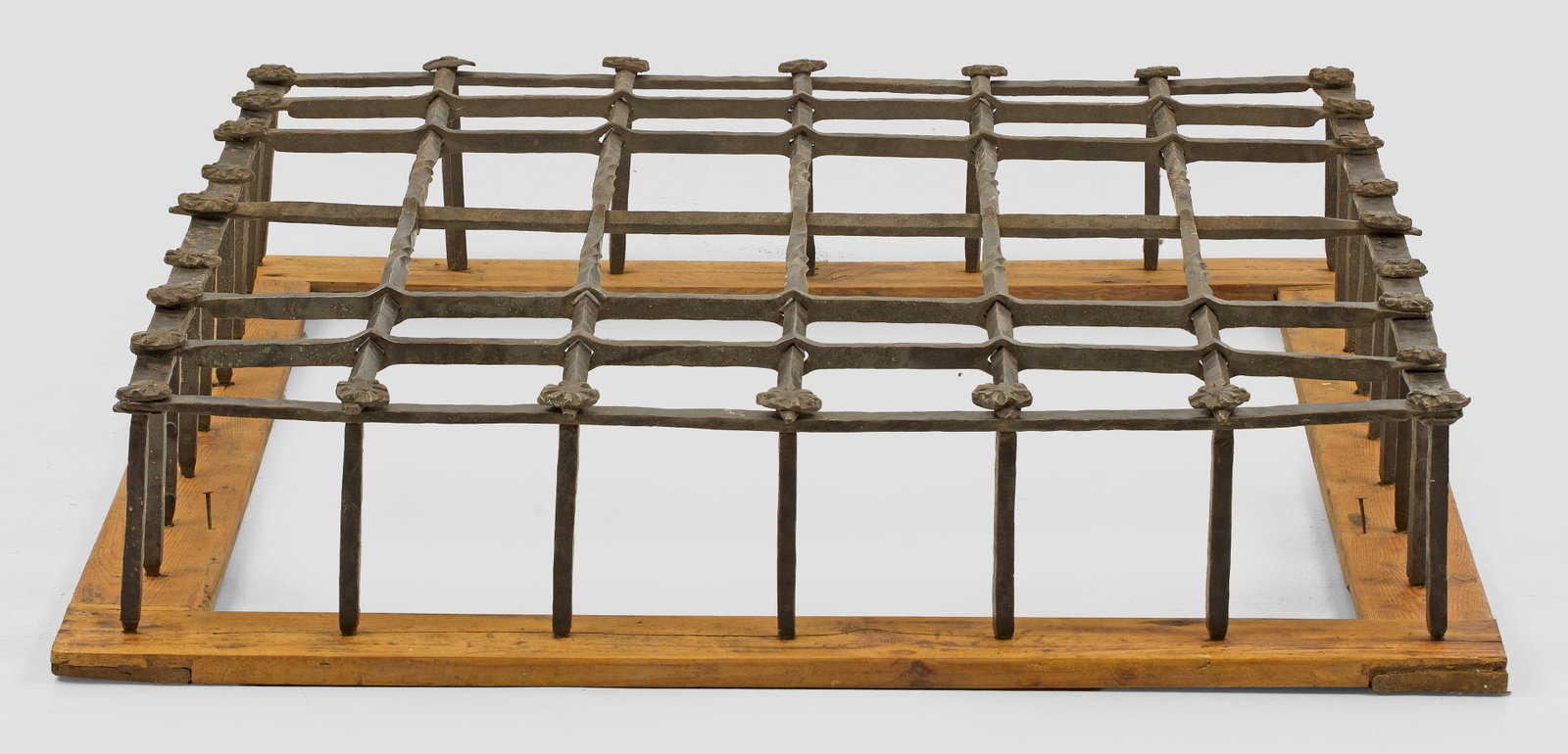 Großes Barock-Fenstergitter: Schmiedeeisen. Offen gestalteter Korpus aus schmalen, gekanteten, teilw. in sich gedrehten Streben und Stegen, schauseitig mit applizierten Blütenrosetten. Später auf Holzrahmen montiert. Gitter-H. 