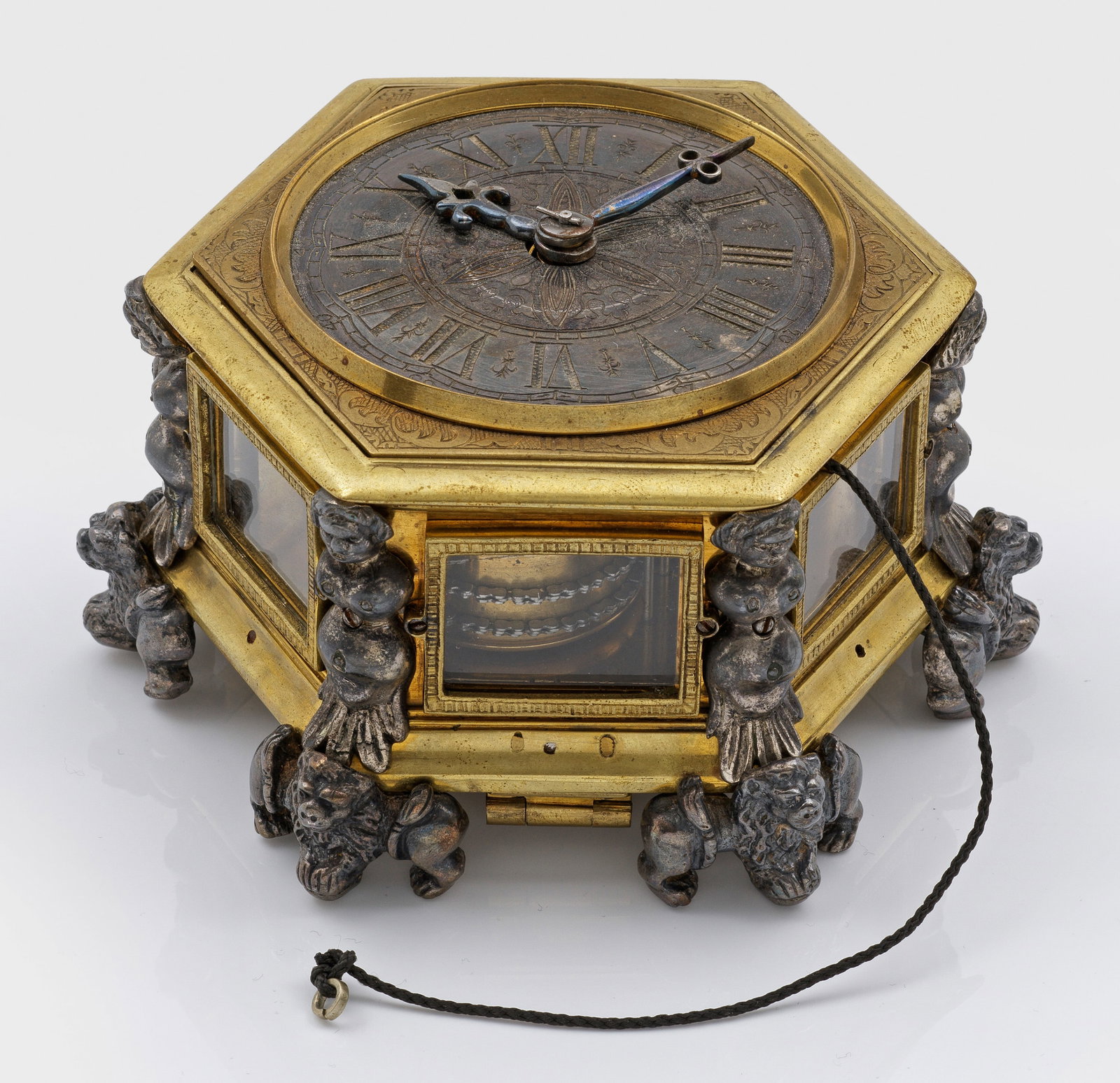 Seltene Barock-Tischuhr: des Uhrmachermeisters Abraham Will Bronze, vergoldet und Silber. Gekantetes Uhrengehäuse, flankiert von weiblichen Genien auf plastisch gestalteten Löwenfüßen. Allseitig rechteckig gerahmte Glassc
