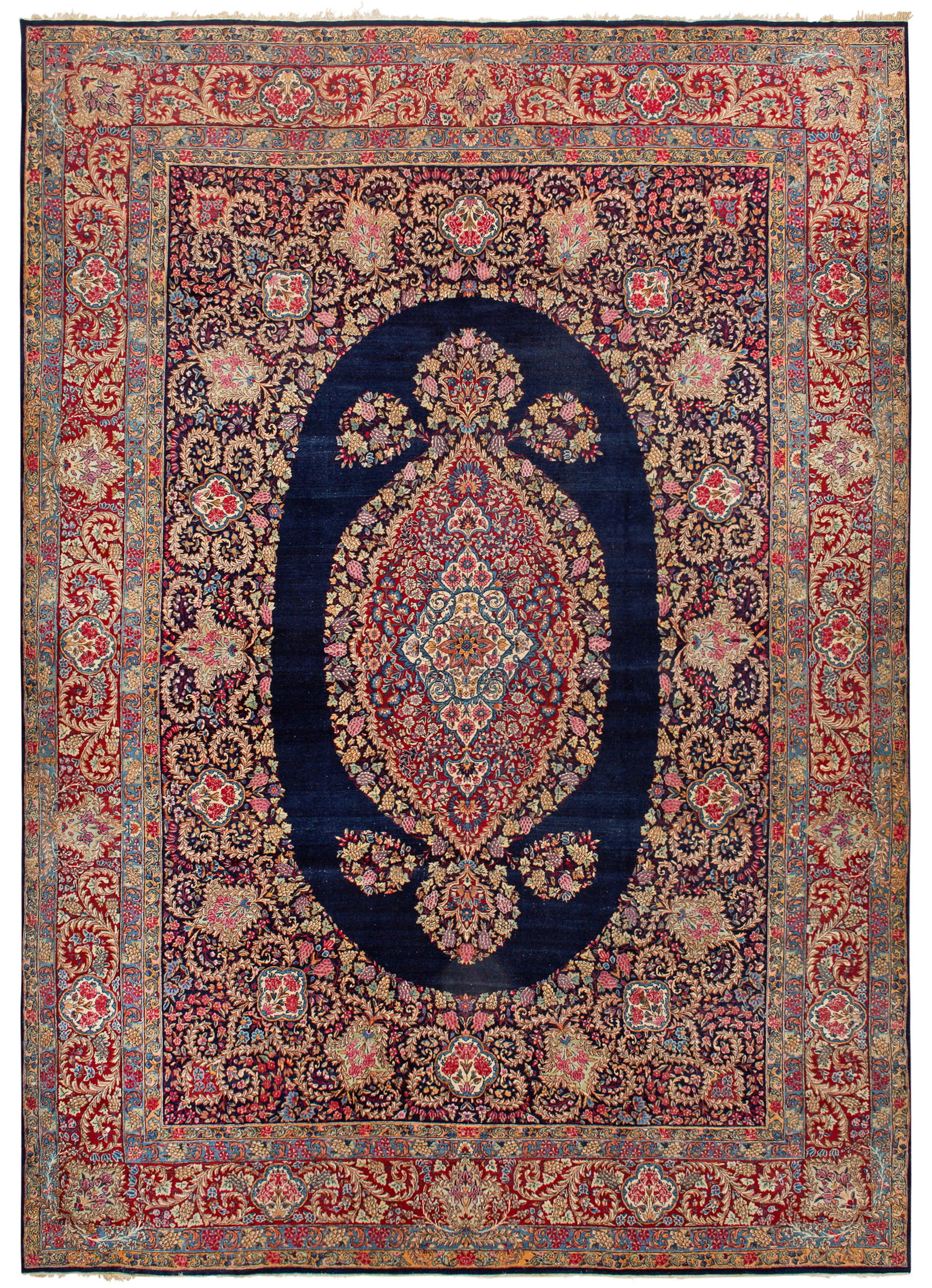 Großer Kirman-Teppich: Persien. Wolle auf Baumwolle. im ovalen, tintenblauen Innenfeld großes Medaillon mit Anhängern aus dicht angeordneten Blüten, umgeben von breiter, korrespondierender Rahmung. Umlaufend breite Rahmu
