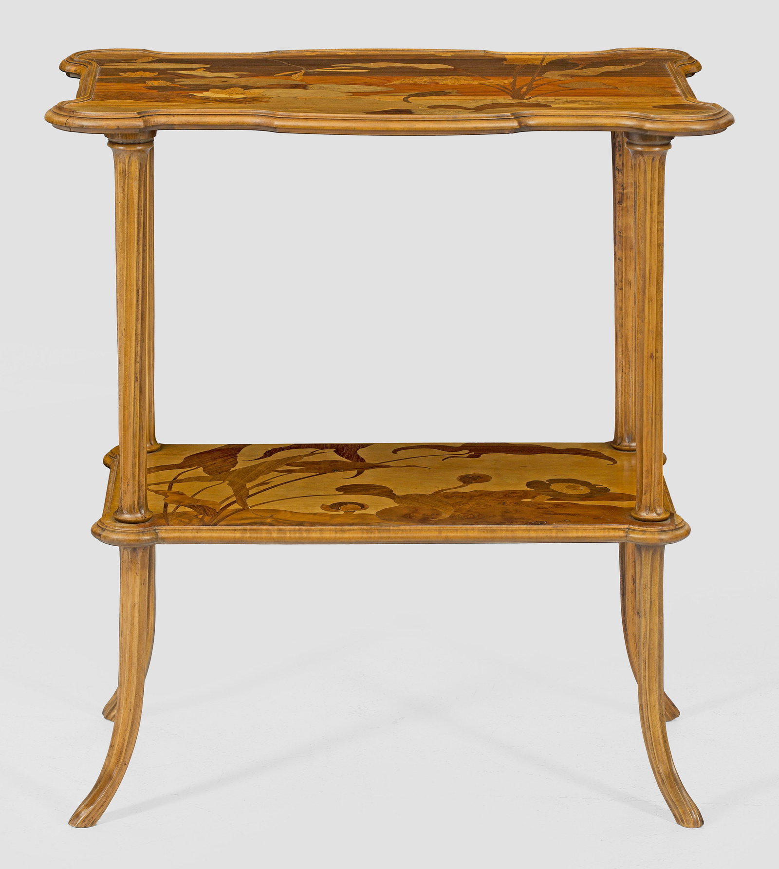 Jugendstil-Beistelltisch von Emile Gallé: Nussbaum, massiv und furniert sowie Marketerie aus unterschiedlichen Hölzern, wie Palisander, Rosenholz, Nussbaum und Ahorn. Kannelierte, leicht ausgestellte Streben als Träger für passig geschweif