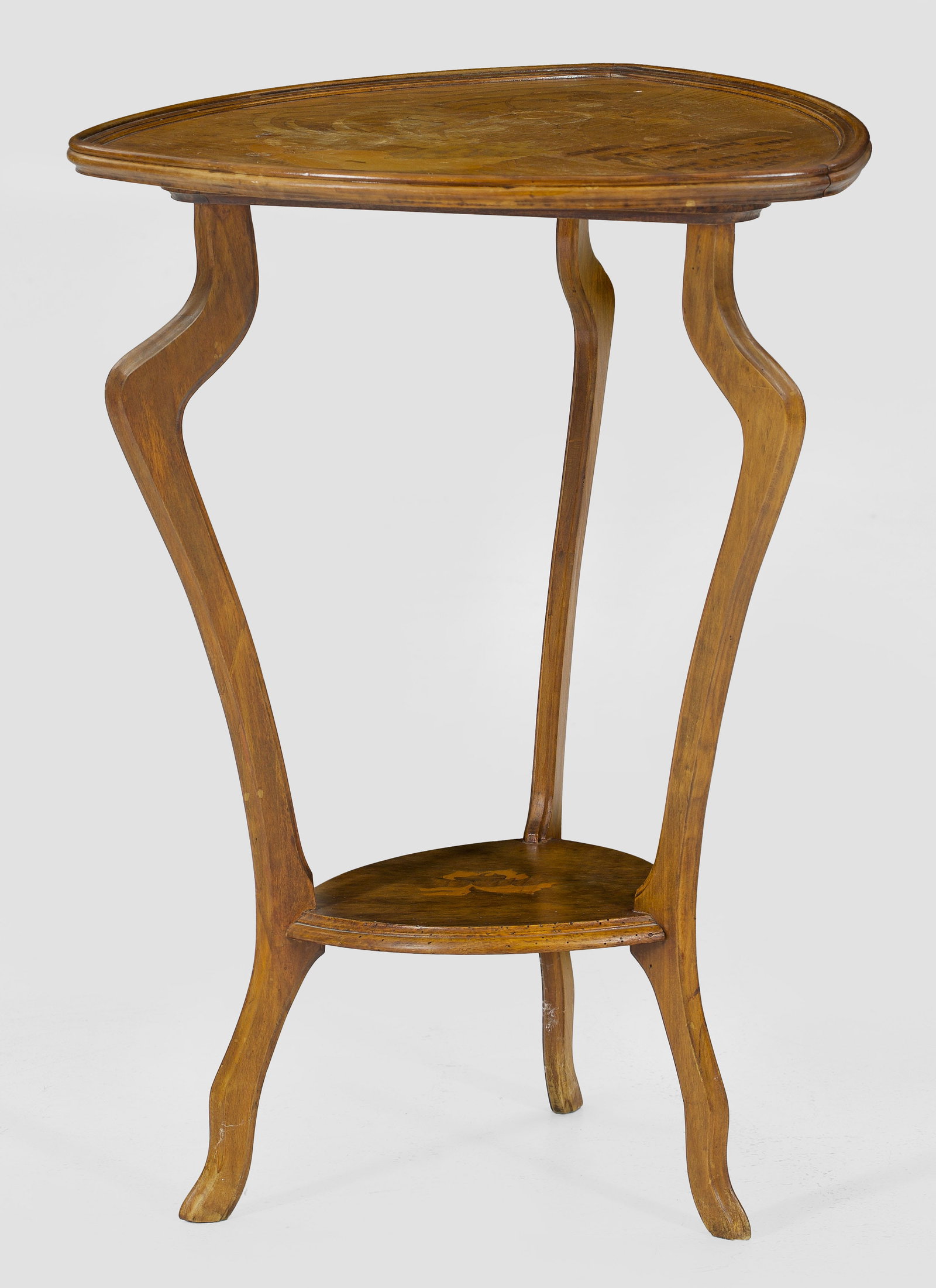 Jugendstil-Beistelltisch von Emile Gallé: Nussbaum, massiv und furniert sowie Marketerie aus Rüster, Ahorn und unterschiedlichen Obsthölzern. Gestell aus vegetabil gestalteten Streben, durch kleines Ablagefach verbunden als Träger für ger