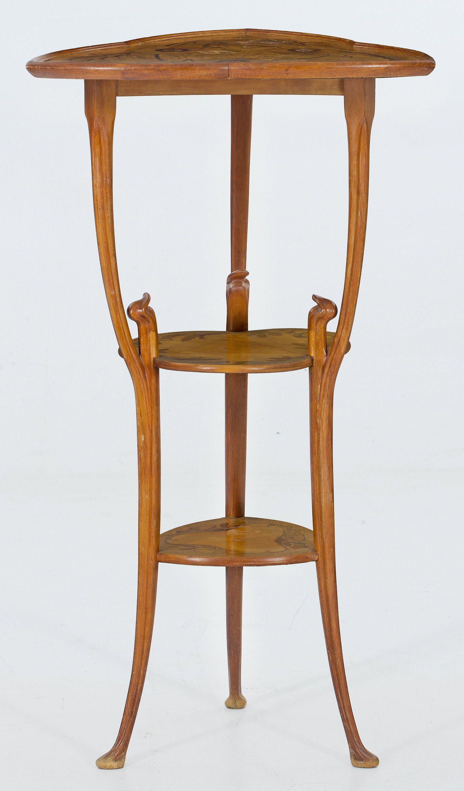 Großes Jugendstil-Gueridon von Louis Majorelle: Buchenholz sowie reiche Marketerie aus unterschiedlichen Hölzern wie Rüster, Palisander und Rosenholz. Vegetabil gestaltete Streben als Träger für unterschiedlich gestaltete Ablagefläche sowie en