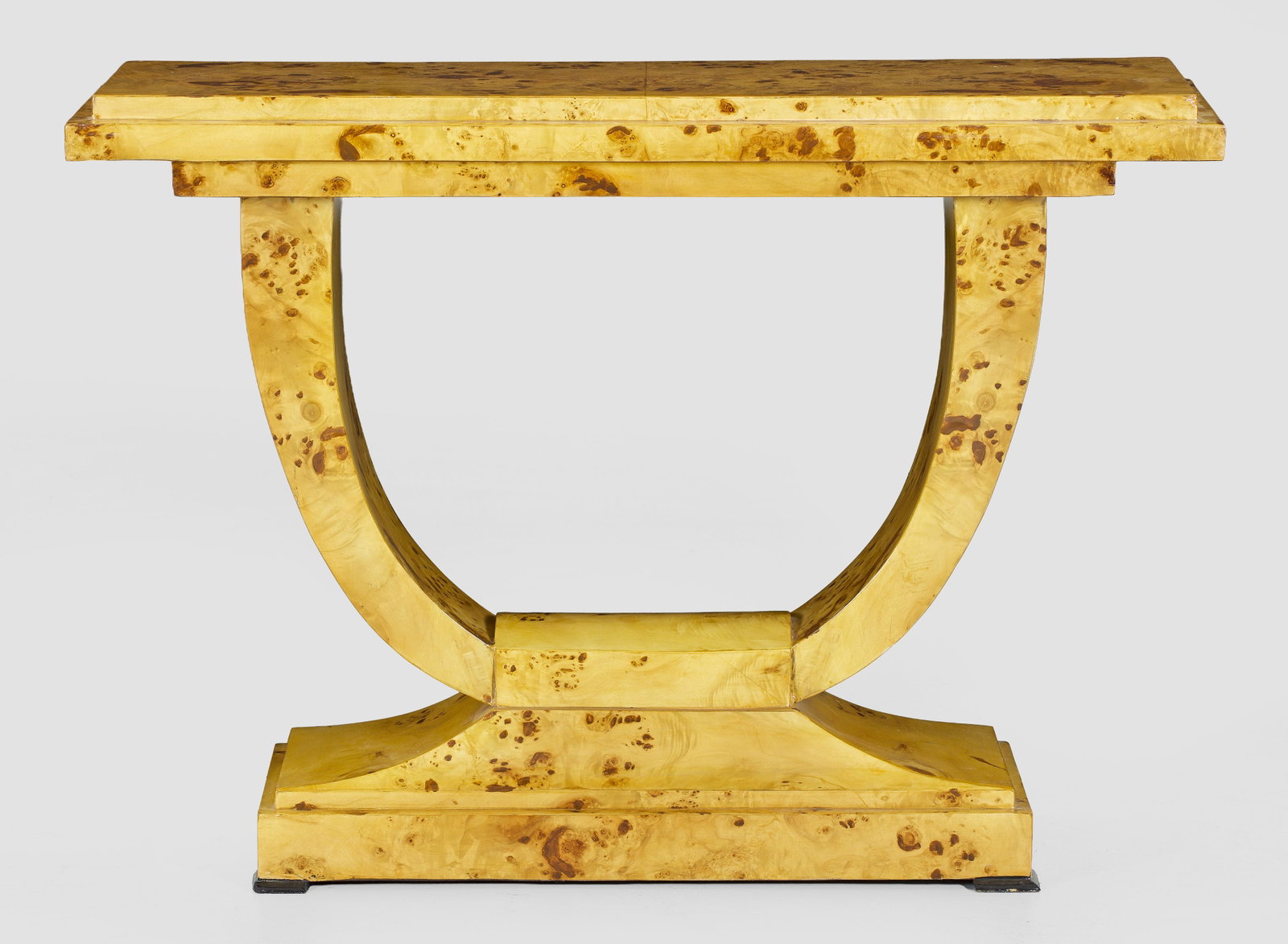 Konsoltisch im Art Déco-Stil: Pappelmaser, furniert und akzentuiert. Über geschweift ansteigender, rechteckig angelegter Basis breite, gebogte Seitenwangen als Träger für rechteckige Deckplatte. H. 86 cm. 122 cm x 40 cm. A Fren