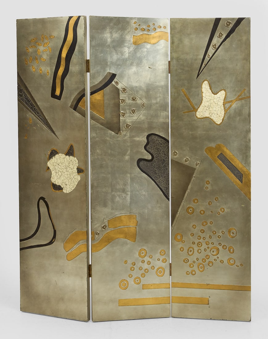 Großer Paravent im Art Déco-Stil: 3-tlg.; Gerade, hochrechteckige Paneele. Schauseitig flächendeckender, silberfarbener Fond mit asymmetrisch angelegtem, abstraktem Dekor in Schwarz, Gold und Cremetönen mit unterschiedlichen Reliefs