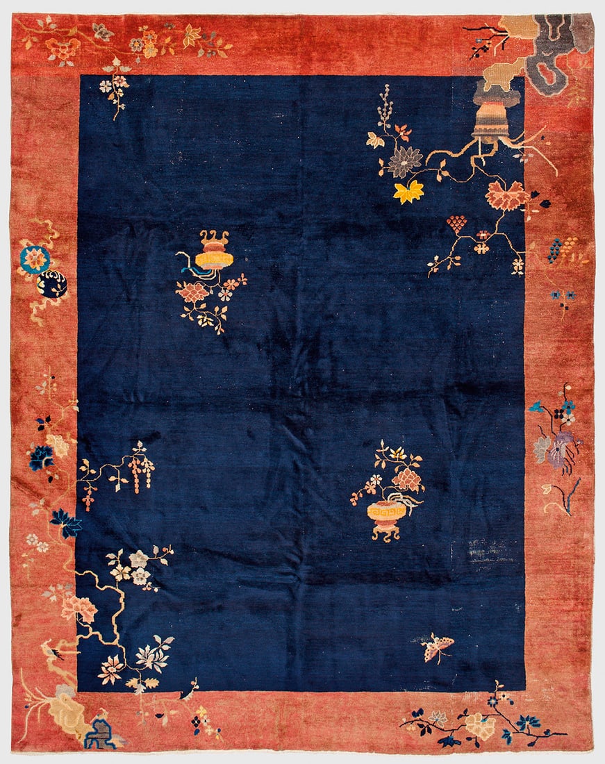 Großer alter China-Teppich: China. Um 1920. Wolle auf Baumwolle. Im tintenblauen Innenfeld Musterung aus gegeneinandergestellten Vasenmotiven und Schmetterling. Umlaufend breite, lachsfarbene Bordüre. In den Ecken große, unter