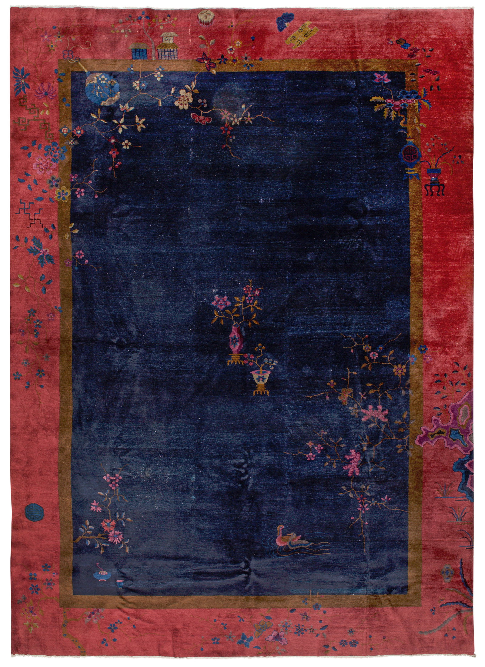 Großer alter China-Teppich: China. 1. Hälfte 20. Jh.; Wolle auf Baumwolle. Im tintenblauen, monochromen Innenfeld Musterung aus großen Blütenzweigen und Vasenmotiven. Umlaufend breite, kaminrote Bordüre sowie olivfarbene Rah