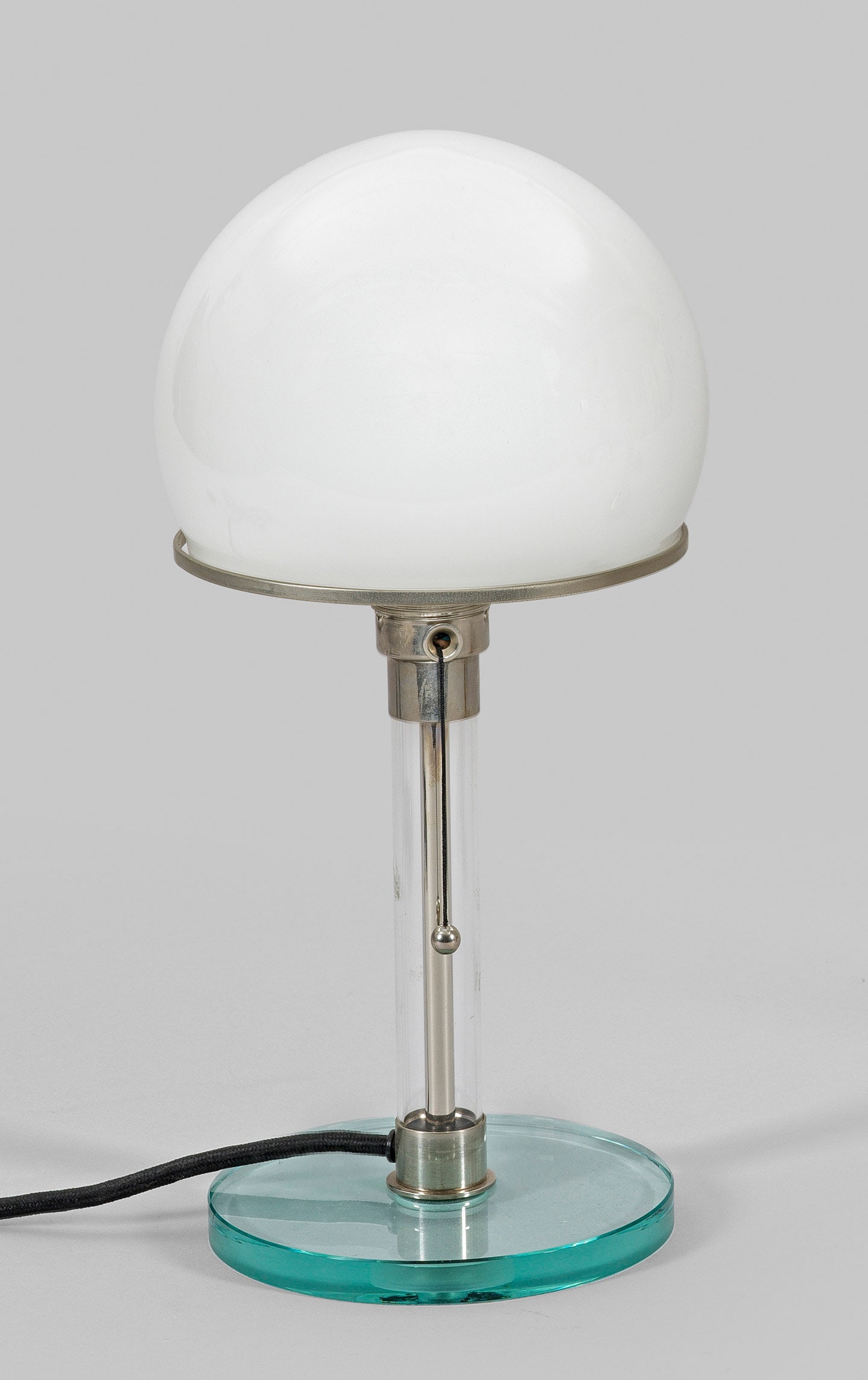 Bauhaus-Tischlampe "WG 24" von Wilhelm Wagenfeld: 1-flg.; Fuß und Schaft farbloses Glas, vernickeltes Metall, Milchglas-Schirm. Entw. Wilhelm Wagenfeld in der Metallwerkstatt des Staatl. Bauhauses, Weimar, 1924. Herstellerzeichen. Elektrifiziert (un