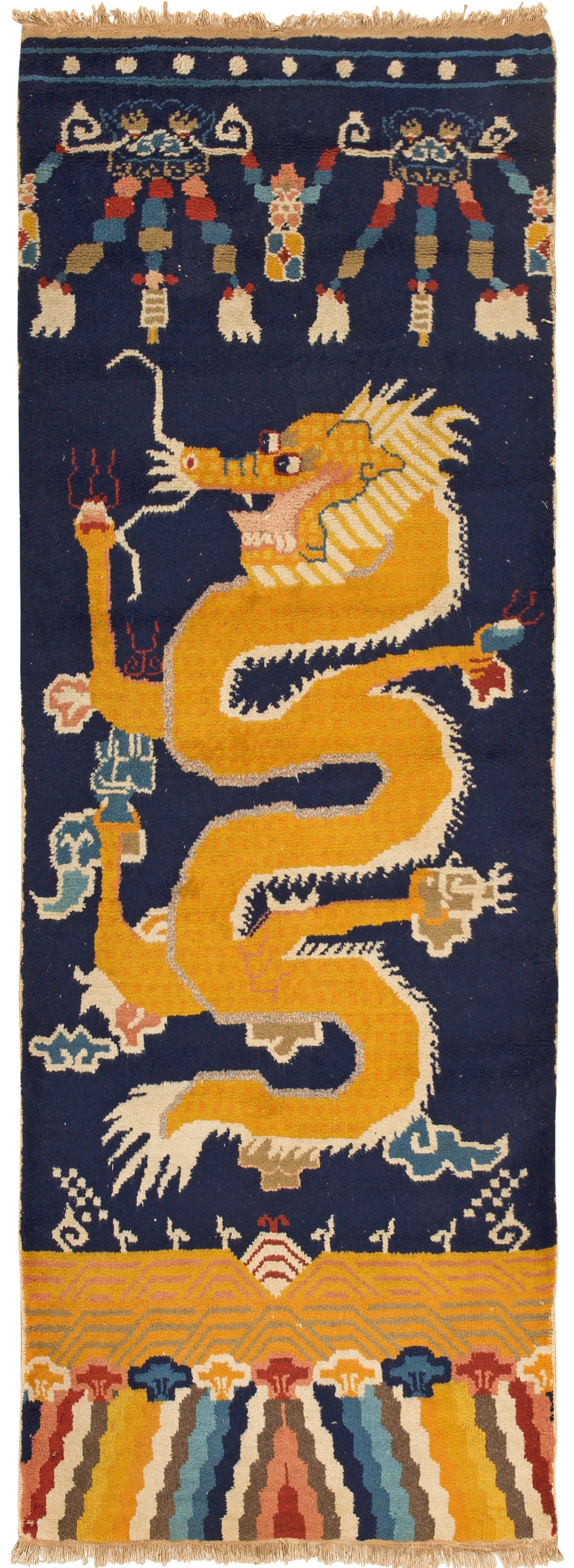 Chinesische alte Drachenbrücke: China. 1. Hälfte 20. Jh.; Wolle auf Baumwolle. Auf tintenblauem Fond großflächig angelegte Darstellung eines goldgelben Drachen über stilisierten Felsdarstellungen. 251 cm x 94 cm. An old Chinese 