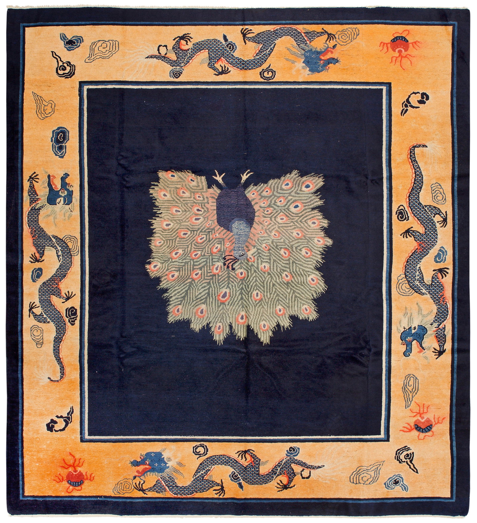 Alter China-Teppich: China. Peking. 1. Hälfte 20. Jh.; Wolle auf Baumwolle. Im tintenblauen, monochromen Innenfeld zentrale Darstellung eines radschlagenden Pfaus. Umlaufend breite, hellgelbe Bordüre mit Drachenmotiven 