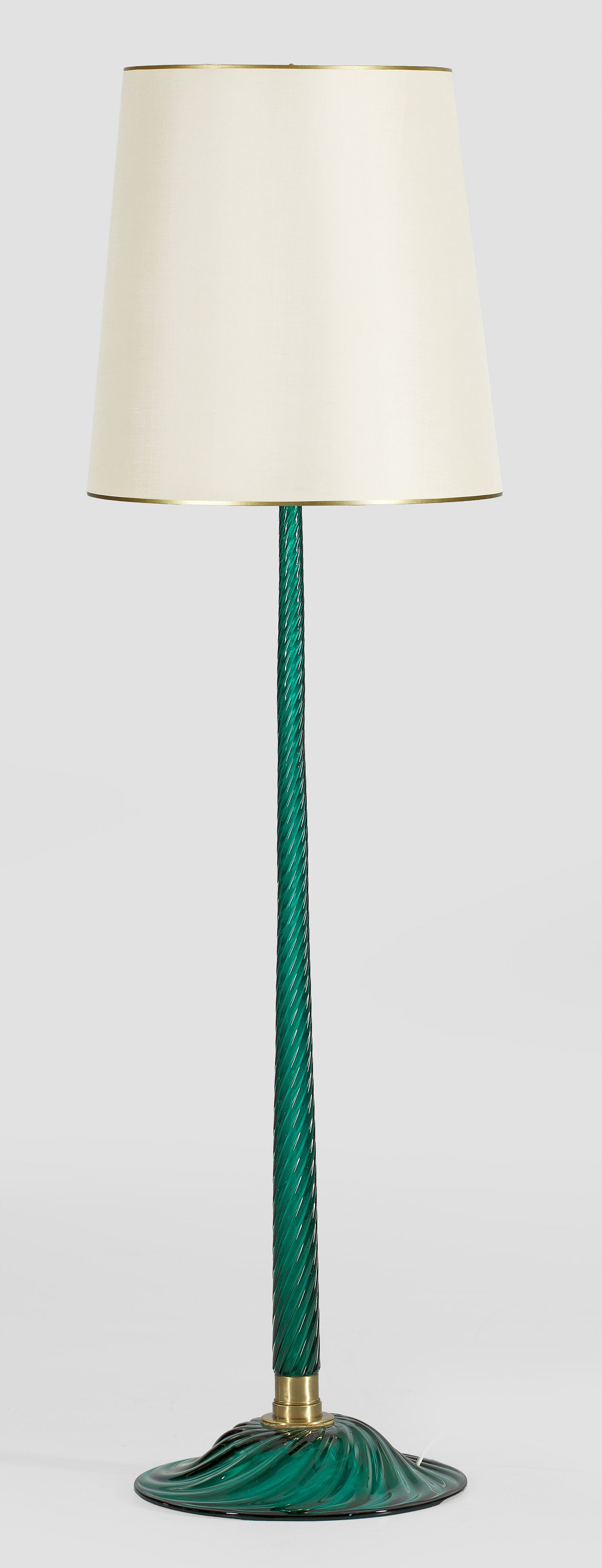 Seltene Mid Century-Bodenlampe von Carlo Scarpa: 2-flg.; Smaragdgrünes Muranoglass und Messing. Über geschweift ansteigender Basis sich konisch verjüngender, in sich gedrehter Schaft als Träger für Leuchtmittel. Konischer Lampenschirm. Elektrif
