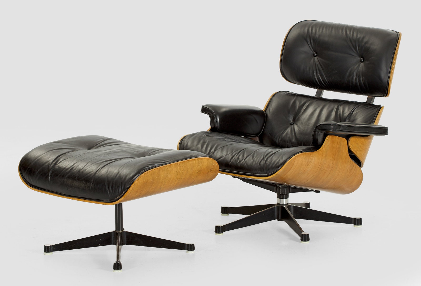 Loungesessel mit Ottomane von Charles & Ray Eames (1 of 1)