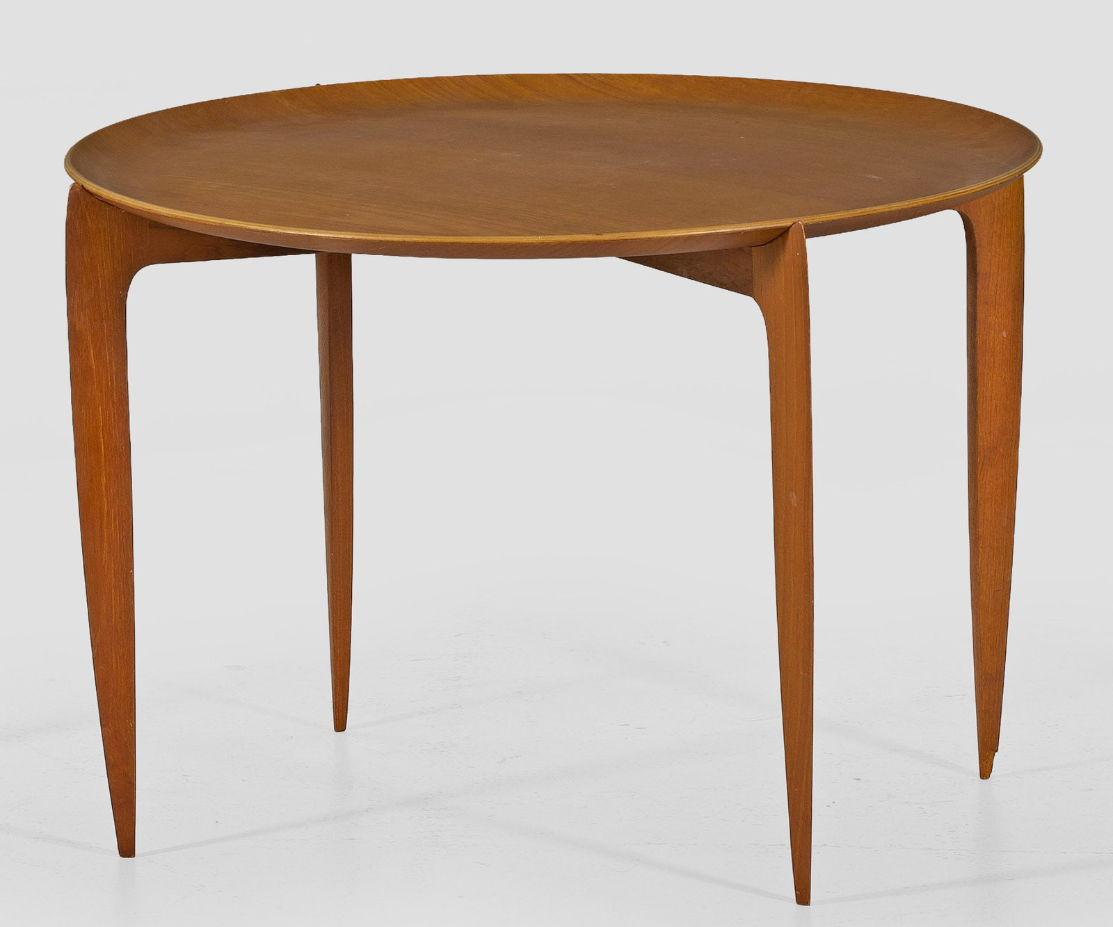 Tablett-Tisch von Svend Åge Willumsen und Hans Engholm: Modell 4508. Teakholz. Faltbares Gestell aus sich konisch verbreiternden Streben und gekanteten Stegen als Träger für runde, leicht gewölbte abnehmbare Tablettfläche. Unterhalb weiß gestempelt FH