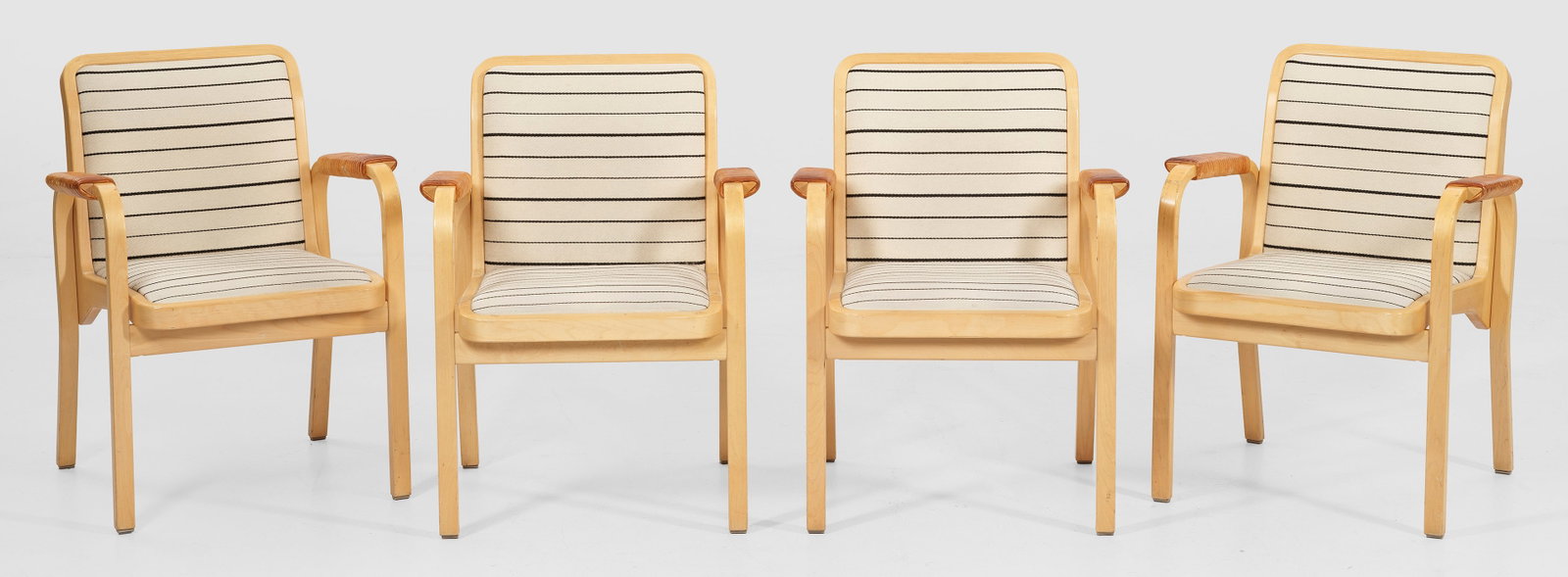 Satz von vier Armlehnstühlen von Alvar Aalto (1 of 1)