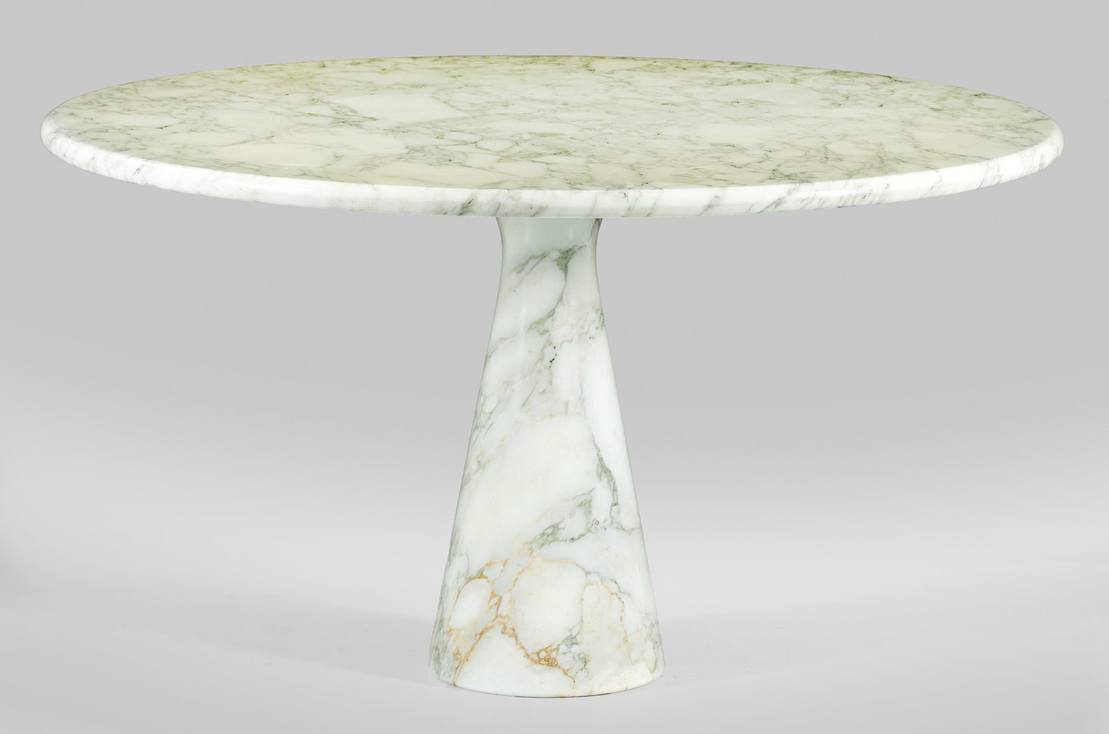 Design-Esstisch "M1" von Angelo Mangiarotti: Weißer, in unterschiedlichen Beige- und Grautönen gemaserter Marmor. Sich konisch verjüngender, kegelförmiger Schaft als Träger für runde Deckplatte. Unbez.; Entw. Angelo Mangiarorotti, 1969 fü