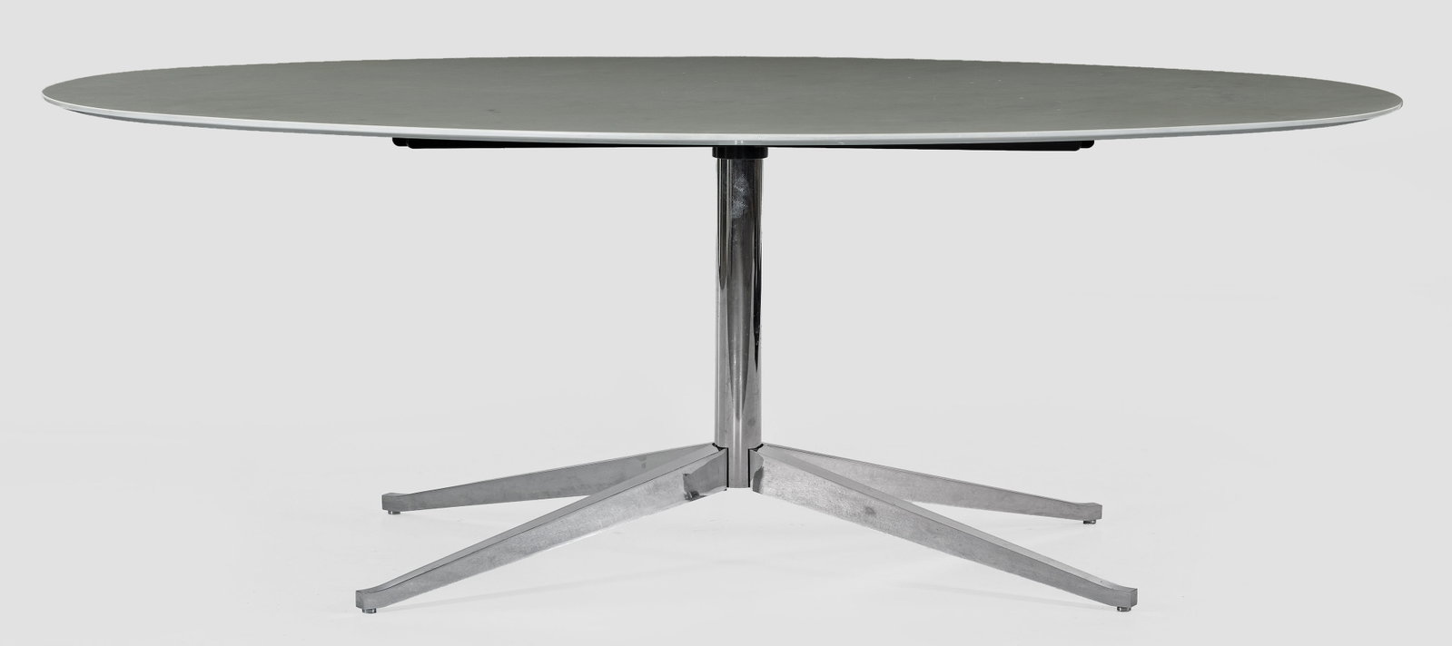 Esstisch von Florence Knoll: Metall, verchromt bzw, schwarz lackiert sowie weißer, hellgrau gemaserter Marmor. Gestell aus schmalen, schräg ansteigenden Streben und Rundschaft als Träger für ovale Deckplatte. Unbez., Entw. Fl