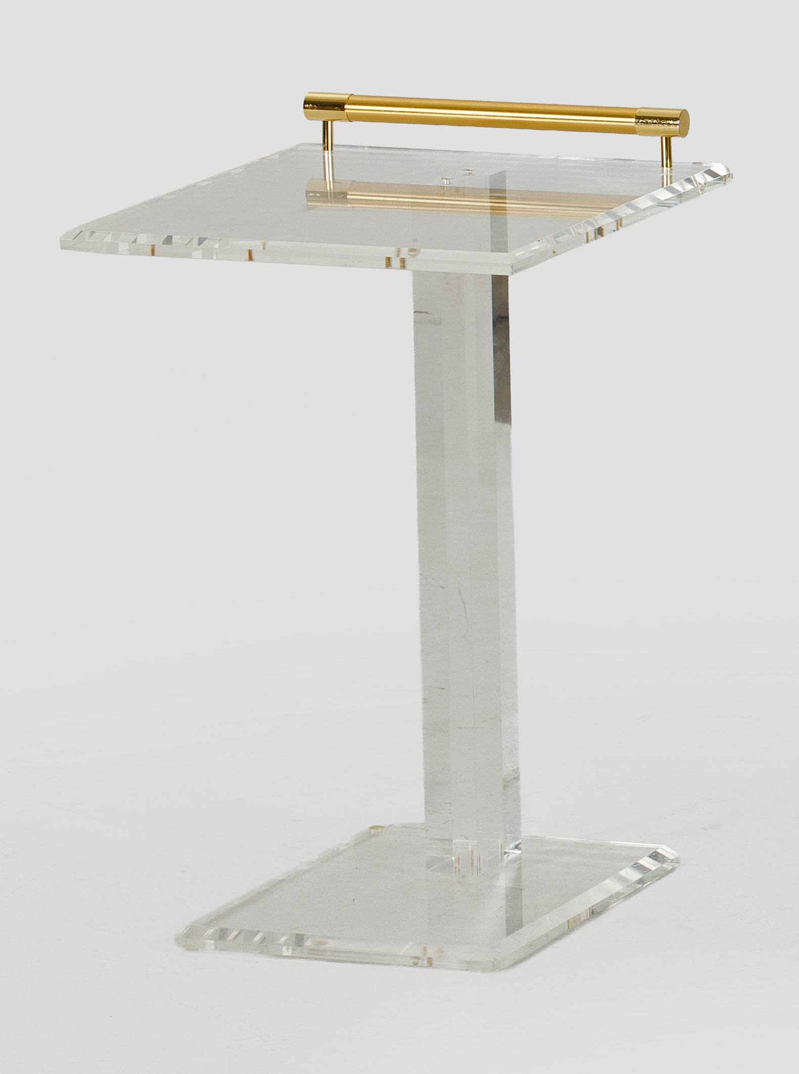 Moderner Beistelltisch: Farbloses Acrylglas und Messing. Über flacher Basis, gekanteter Schaft als Träger für korrespondierende Deckplatte mit gerundetem Griff. H. 58 cm. 40 cm x 35 cm. A small acryl glass sidetable. Deut