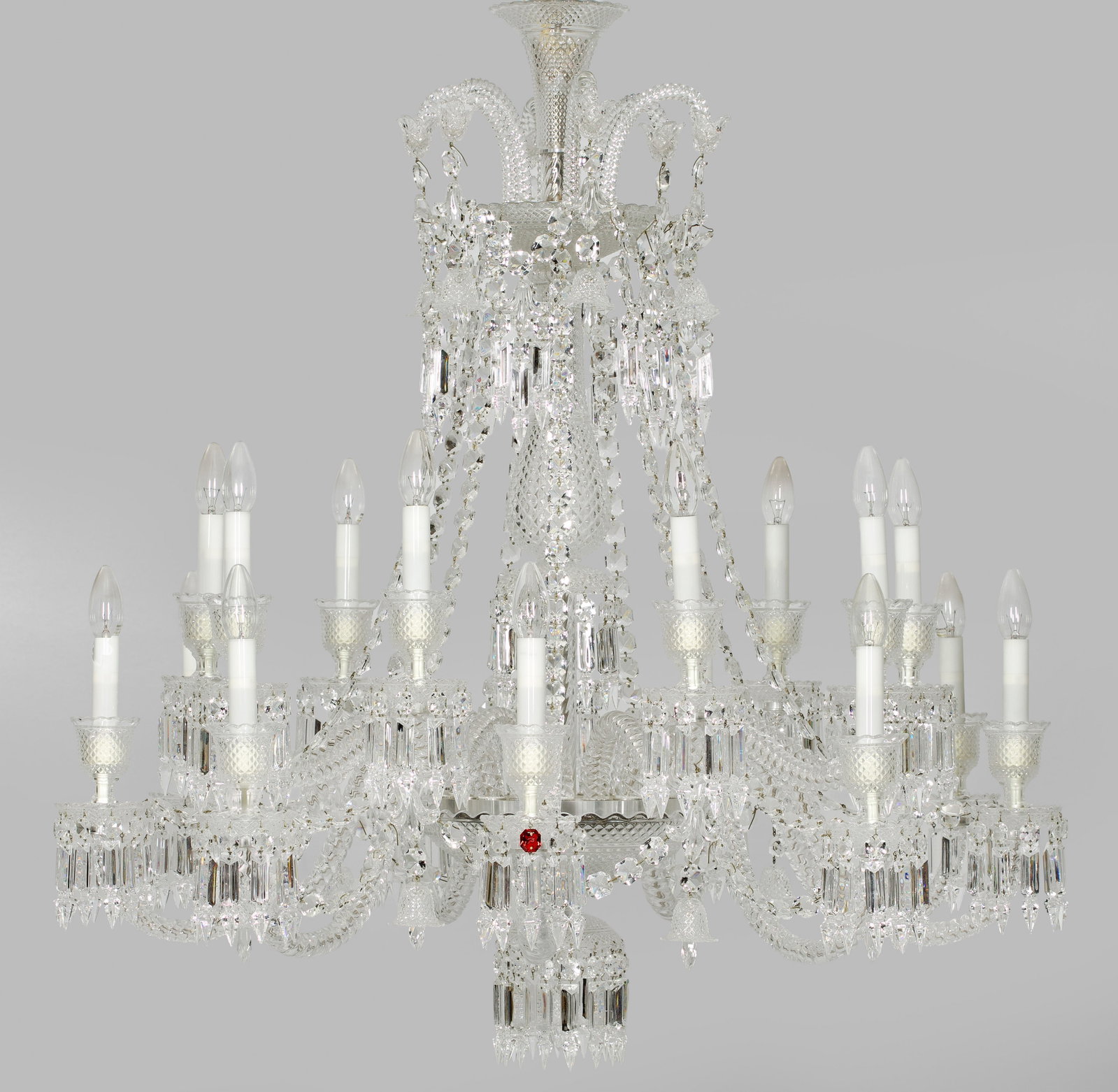 Großer luxuriöser Deckenlüster "Zénit" von Baccarat: 18-flg.; Farbloses Kristallglas. Mehrfach gegliederter Balusterschaft. Unterhalb davon ausgehend stark geschwungene, in sich gedrehte Leuchterarme als Träger für Leuchtmittel. Tief gemuldete Traufsc