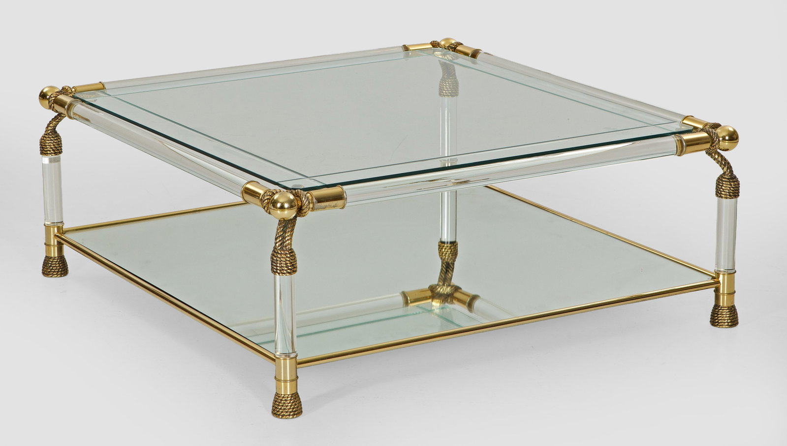 Lounge-Table: Metall, vergoldet, Acrylglas und Spiegelglas. Gestell aus kräftigen, gegeneinander gestellten Rundstäben und Kugelelementen, mit Dekorationen aus Kordelelementen als Träger für quadratische Deckpl