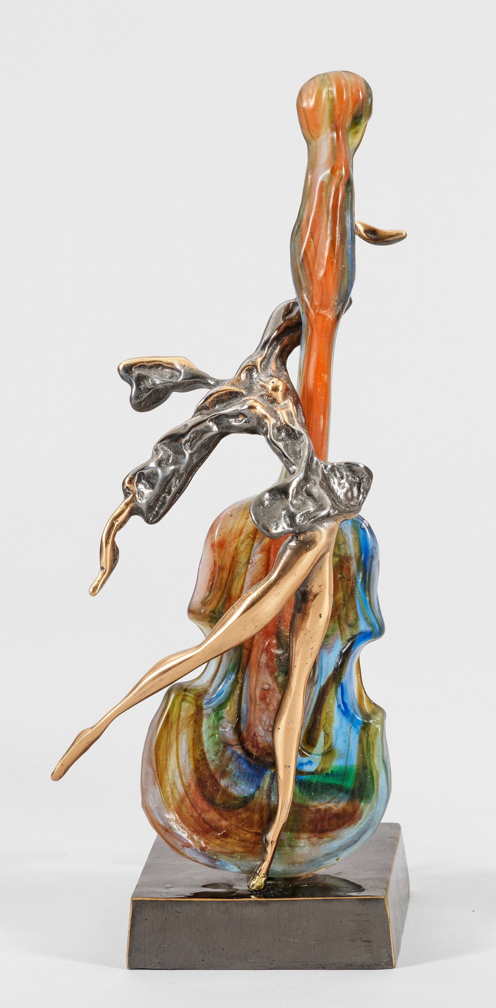 Surrealistische Lampenskulptur von Yves Lohe: Bronze, poliert und patiniert; Pâte-de-verre bzw. Pâte-de-cristal, farblos und mit polychromen Einschmelzungen. Über gekanteter Plinthe mit integriertem Leuchtmittel schräggestellter Kontrabass mi