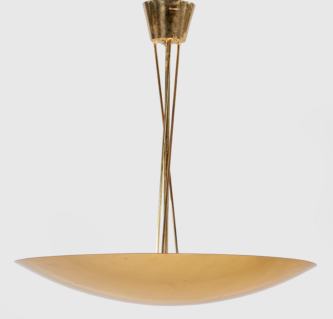 Design-Deckenlampe von Kalmar: Messing, teilw. weiß lackiert. Flach gewölbte Lampenschale an schlankem Rundschaft und korrespondierenden Streben. Sechs Lampenfassungen, elektrifiziert. Herstellerzeichen. H. 62 cm. D. 59 cm. An Au