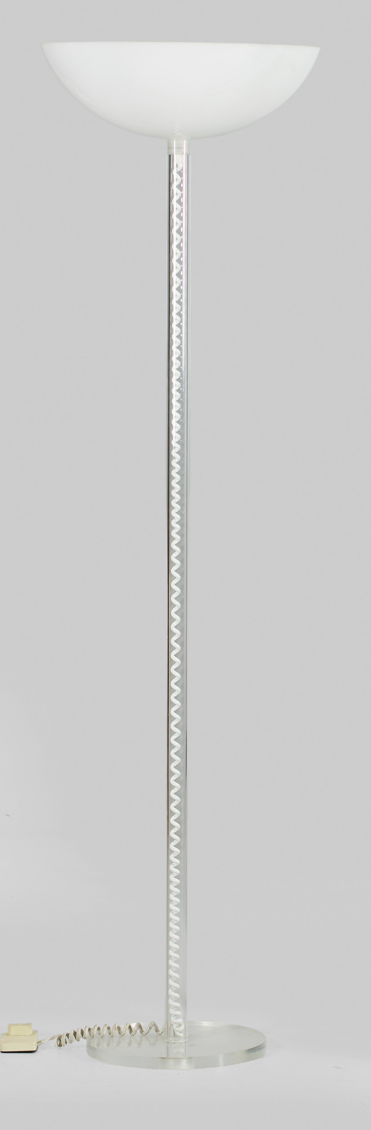 Stehlampe von Harco Loor: 1-flg.; Farbloses bzw. weißes Acrylglas. Über flacher Basis, schlanker Schaft als Träger für tief gemuldeten Lampenschirm. Elektrifiziert. Herstellerzeichen. H. 167 cm. A vintage arcryl glass floo