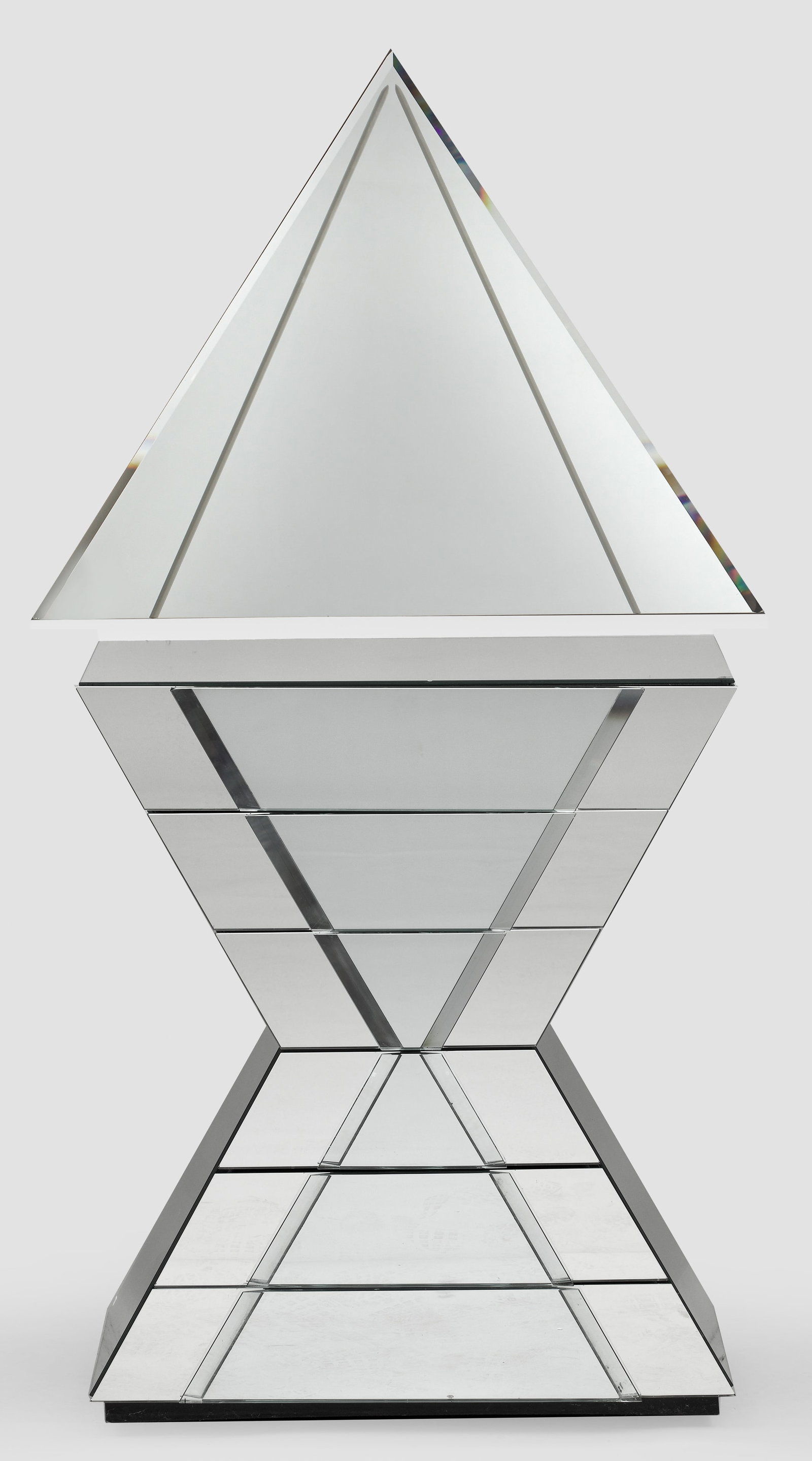 Extravagante Spiegelkommode von Gallotti & Radice: Flächendeckender Fond aus Spiegelglas. Expressiv gestalteter Korpus aus gegeneinander gestellten Dreiecken. In der gegliederten Front vier Schubladen unterschiedlicher Größe. Herstellerzeichen. H. 