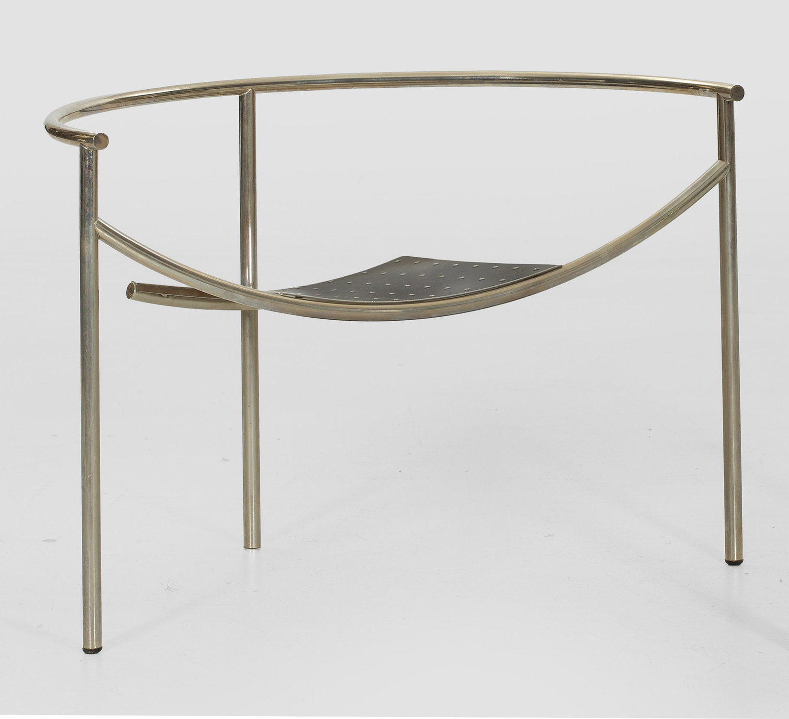 Armlehnstuhl "Doctor Sonderbar" von Philippe Starck: Stahlrohr, perforiertes Stahlblech, verchromt. Breiter, offen gestalteter Korpus aus gegeneinander gestellten, teilw. gebogten Rundstäben. Flach gemuldete Sitzfläche mit Lochmuster im Rapport. Bez. 