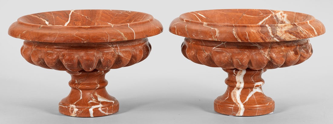 Paar Aufsatzschalen: Orange-roter, weiß und hellgrau gemaserter, sog. "Rouge Royal"-Marmor. Kurzer Balusterschaft als Träger für flache, umlaufend godronierte Schale mit profiliertem Lippenrand. Rep.; H. 20 cm. D. 32 c