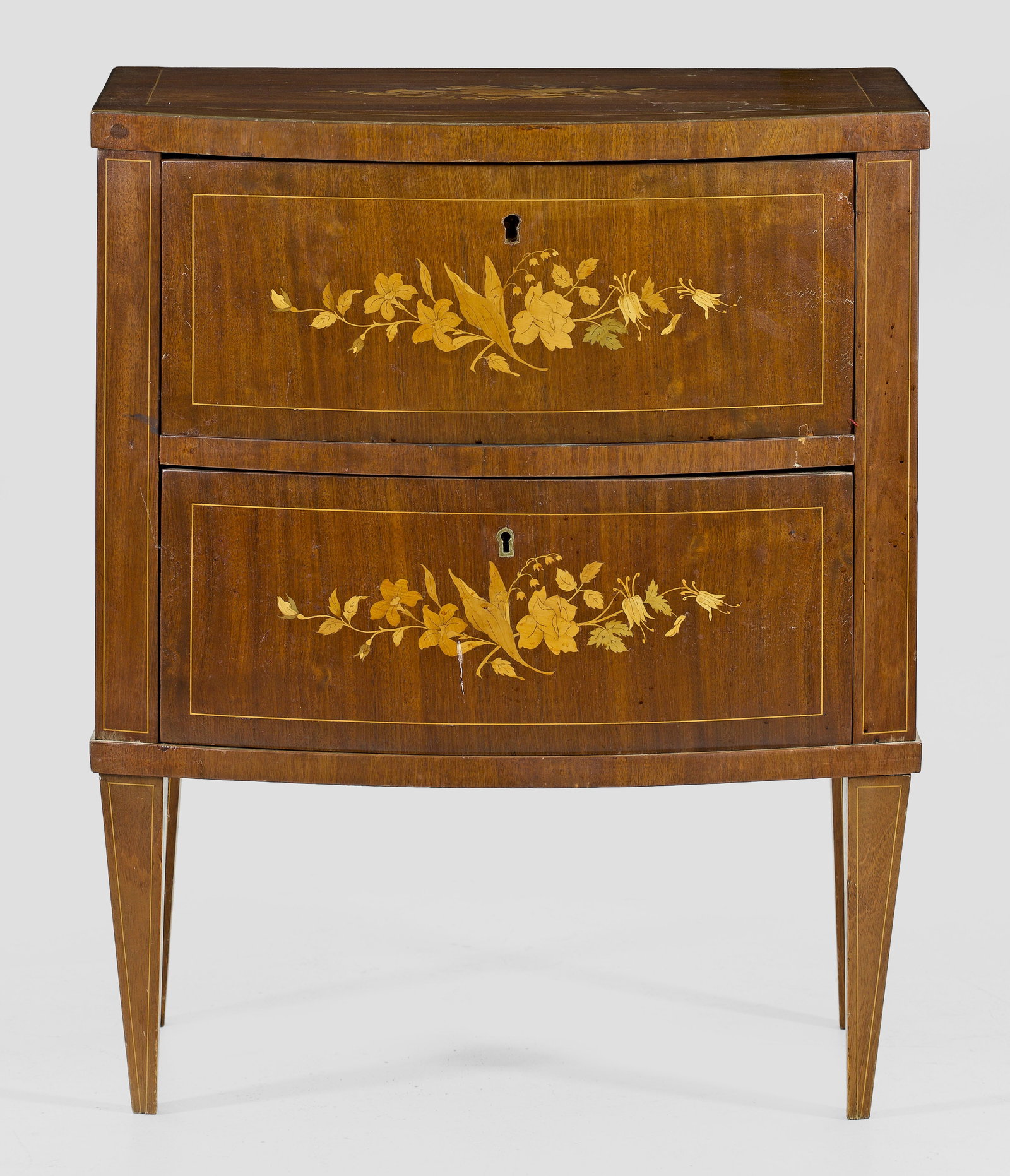 Pfeilerkommode im Biedermeier-Stil: Mahagoni, furniert sowie Einlagen aus unterschiedlichen Hölzern. Gerader, rechteckig angelegter Korpus auf konischen Beinen. In der gegliederten Front zwei bombierte Schubladen. Gering überstehende 