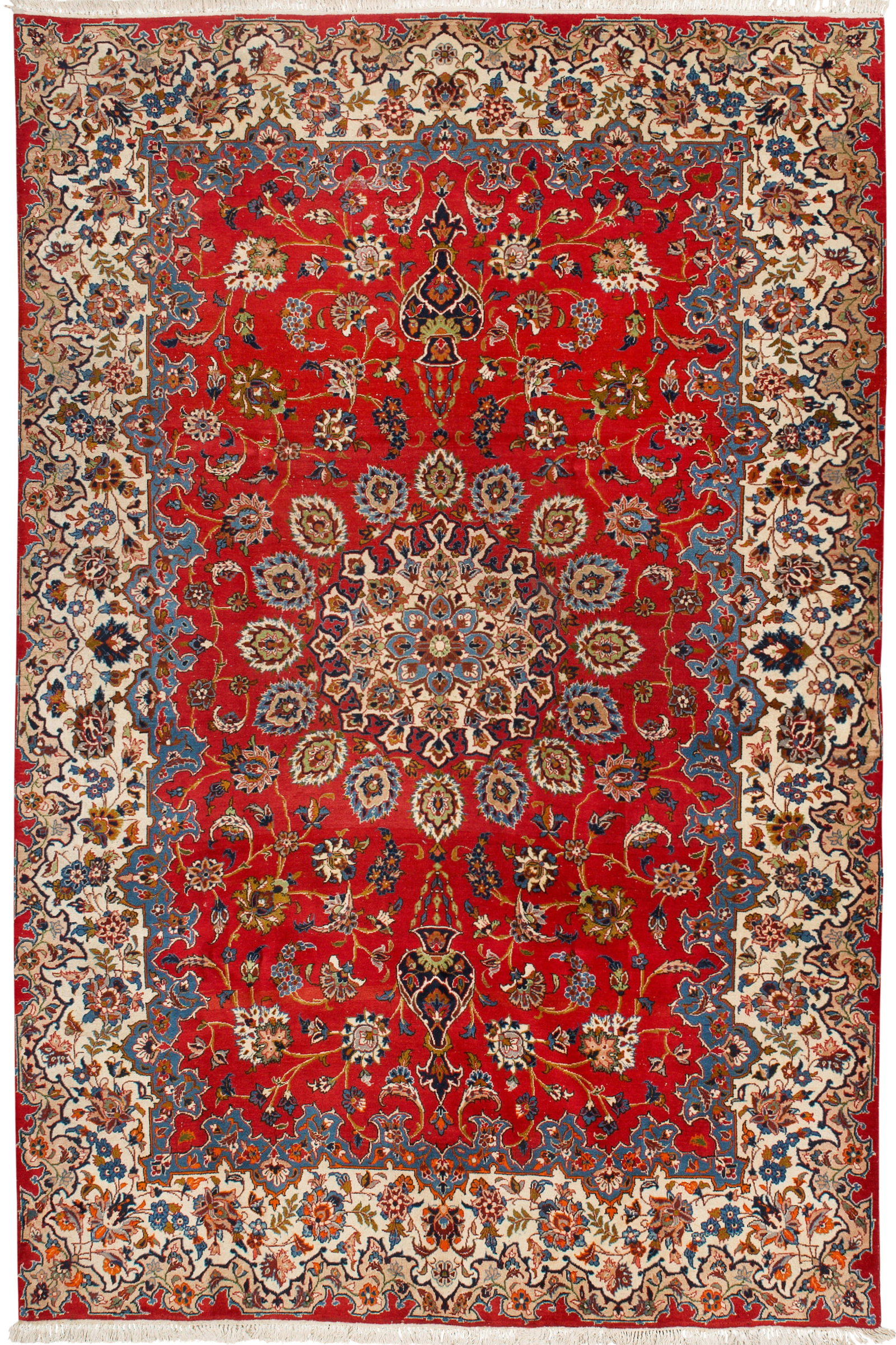 Isfahan-Teppich: Persien. Wolle auf Baumwolle. Im hellroten Innenfeld großes Zentralmedaillon mit umlaufenden Anhängern sowie flächendeckende Musterung aus Blütenranken. Umlaufend breite, elfenbeinfarbene, passig 