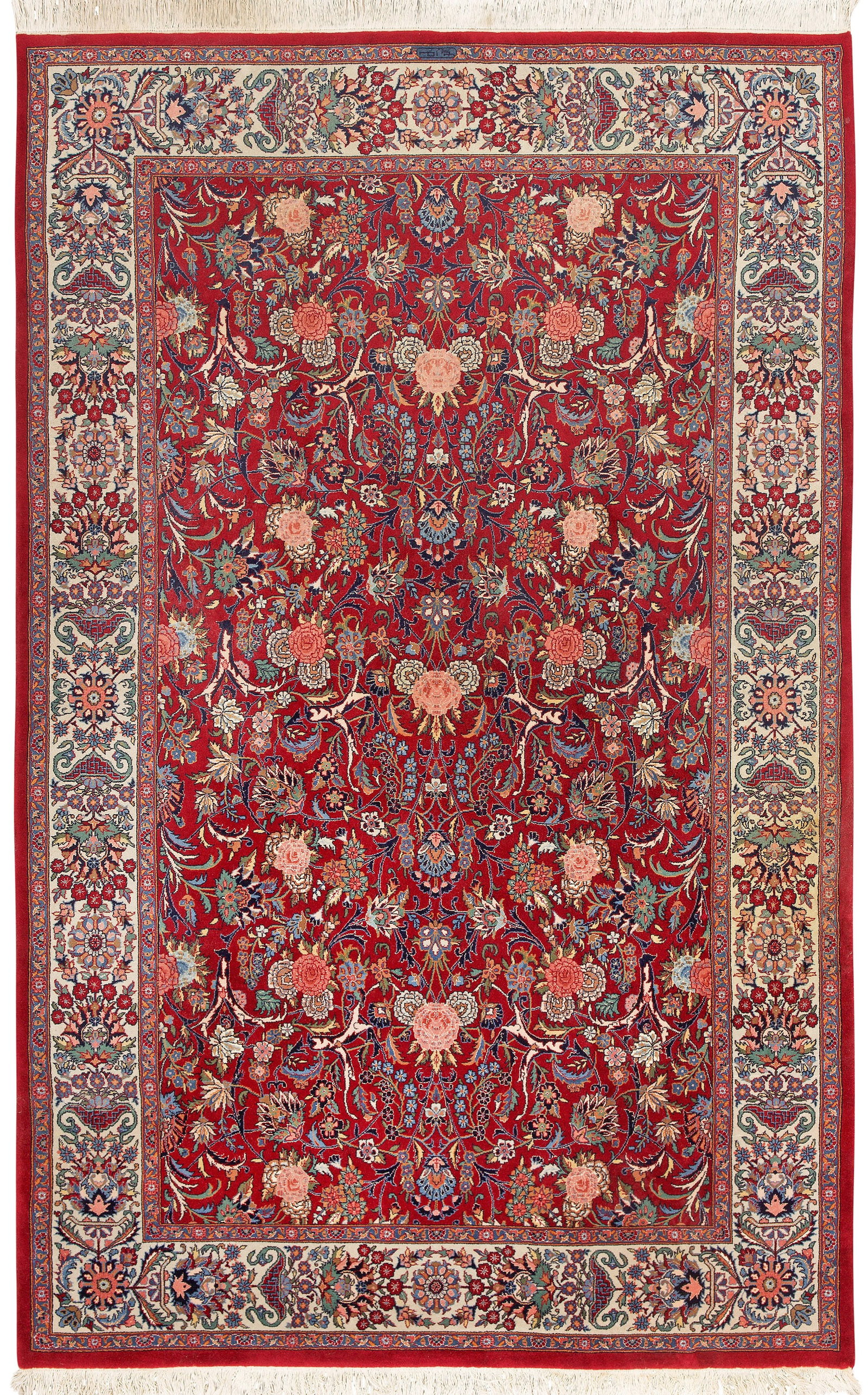 Signierter Teppich mit Isfahan-Muster: Wolle auf Baumwolle. Im roten Innenfeld flächendeckend durchlaufende Musterung aus dicht angeordneten Blütenranken, Umlaufend breite, elfenbeinfarbene Bordüre aus Blütenrosetten, begrenzt von schm