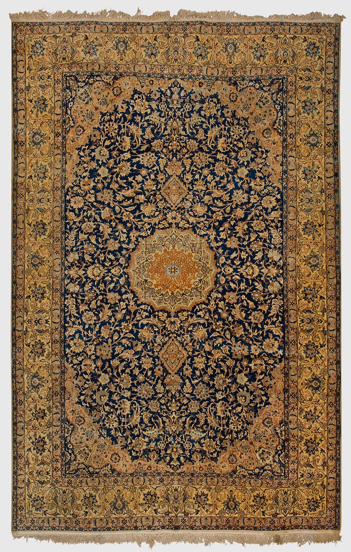Nain-Teppich: Persien. Wolle mit Seide auf Baumwolle. Im blauen Innenfeld beigefarbenes Zentralmedaillon mit Anhängern sowie korrespondierende Ecklösungen. Flächendeckend dichte Musterung aus Blattranken. Umlauf