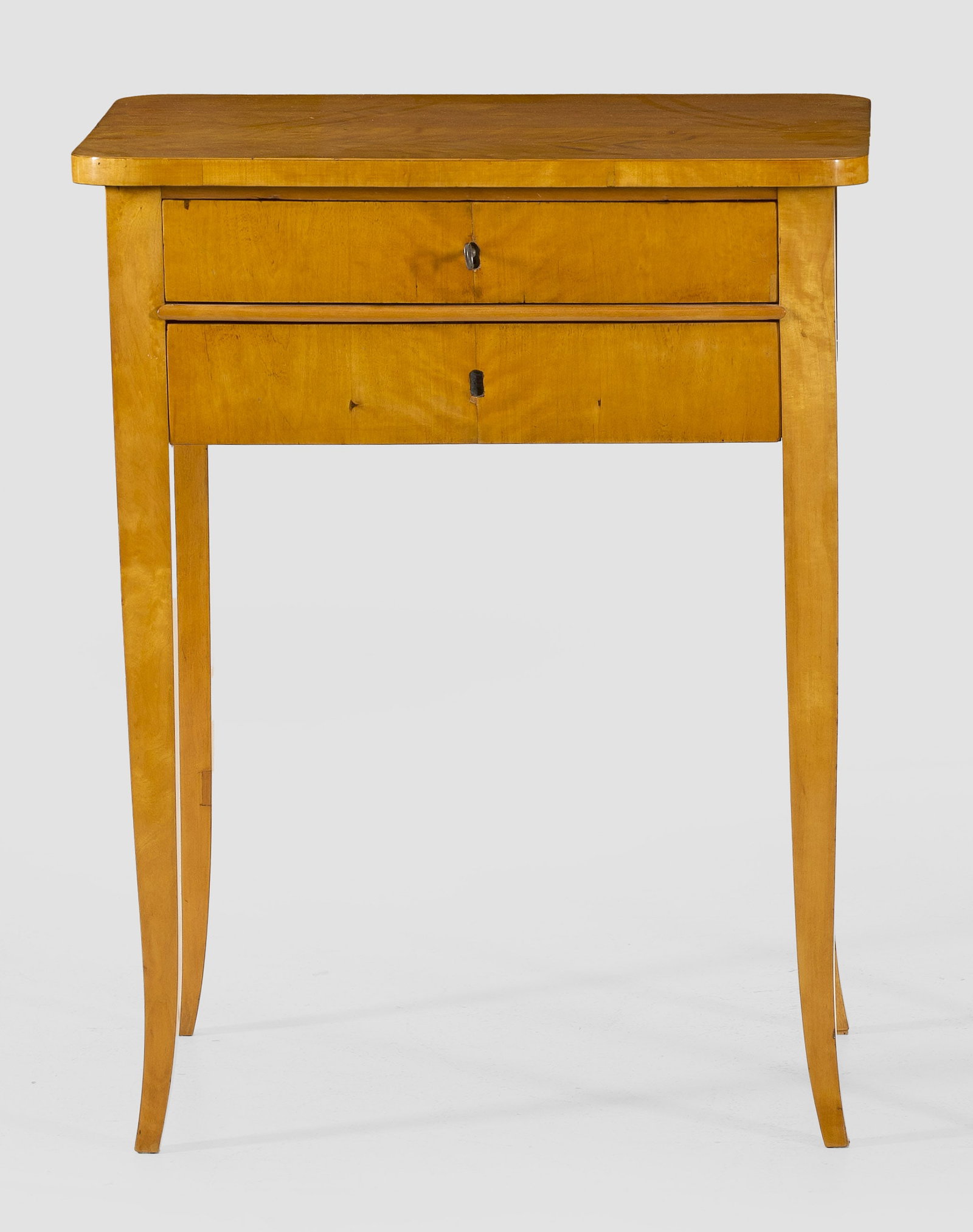 Biedermeier-Beistelltisch: Birkenholz, furniert. Gerader, zweischübiger Zargenkasten, teilw. mit Facheinteilung auf hohen, ausgestellten Vierkantbeinen. Gering überstehende, gerundete Deckplatte. H. 76,5 cm. 59 cm x 44 cm. A 