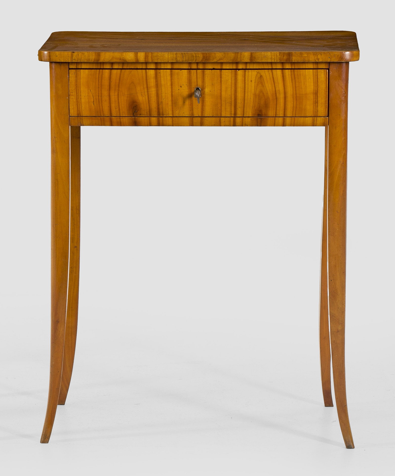 Biedermeier-Beistelltisch: Kirschbaum, furniert. Gerader, einschübiger Zargenkasten mit Facheinteilung auf hohen, ausgestellten Vierkantbeinen. Gering überstehende, gerundete Deckplatte. H. 77 cm. 61 cm x 42 cm. A South Germa