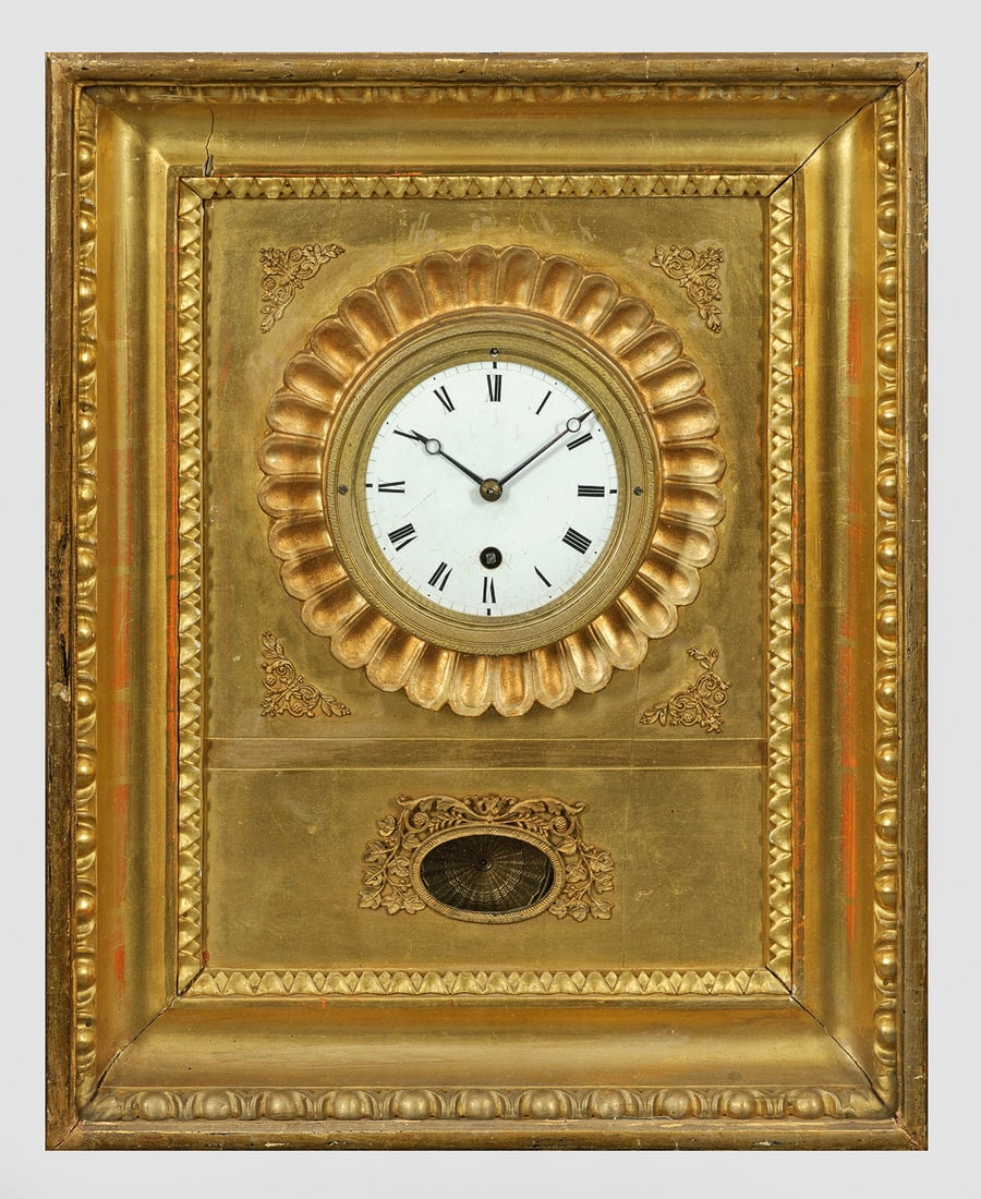Biedermeier-Rahmenuhr: Holz, teilw. vergoldet. Rechteckiger Korpus, schauseitig mit breiter, mehrfach profilierter und verglaster Rahmung. In der Mitte Zifferblatt und Pendelfenster. Werk mit Ankerhemmung. Überholungsbedü