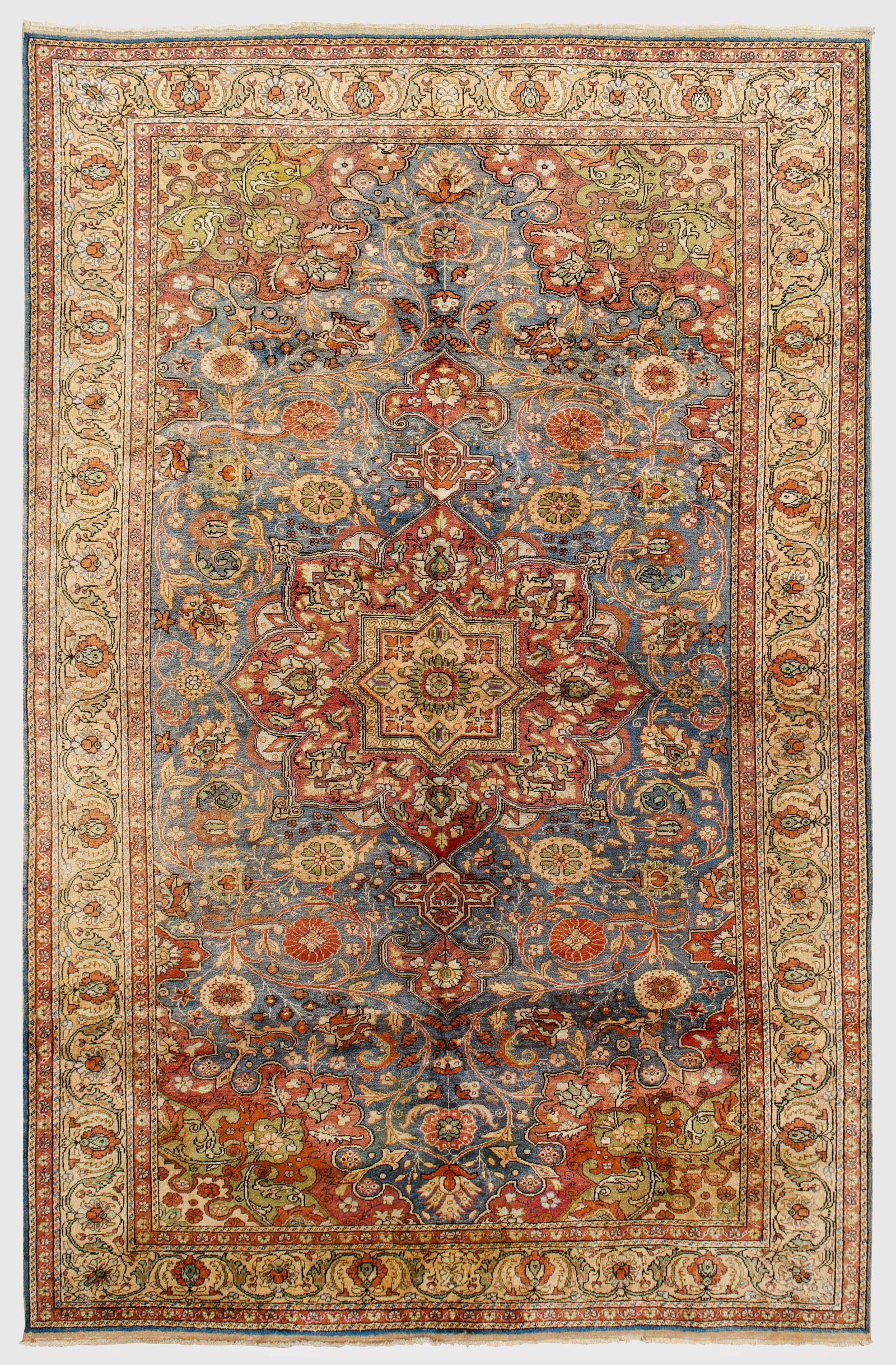 Alter Kayserie-Teppich: Türkei. Kunstseide auf Baumwolle. Im hellblauen Innenfeld großes, hellrotes Zentralmedaillon sowie passig geschweifte Ecklösungen. Flächendeckende Musterung aus üppigen Palmettenranken. Umlaufend