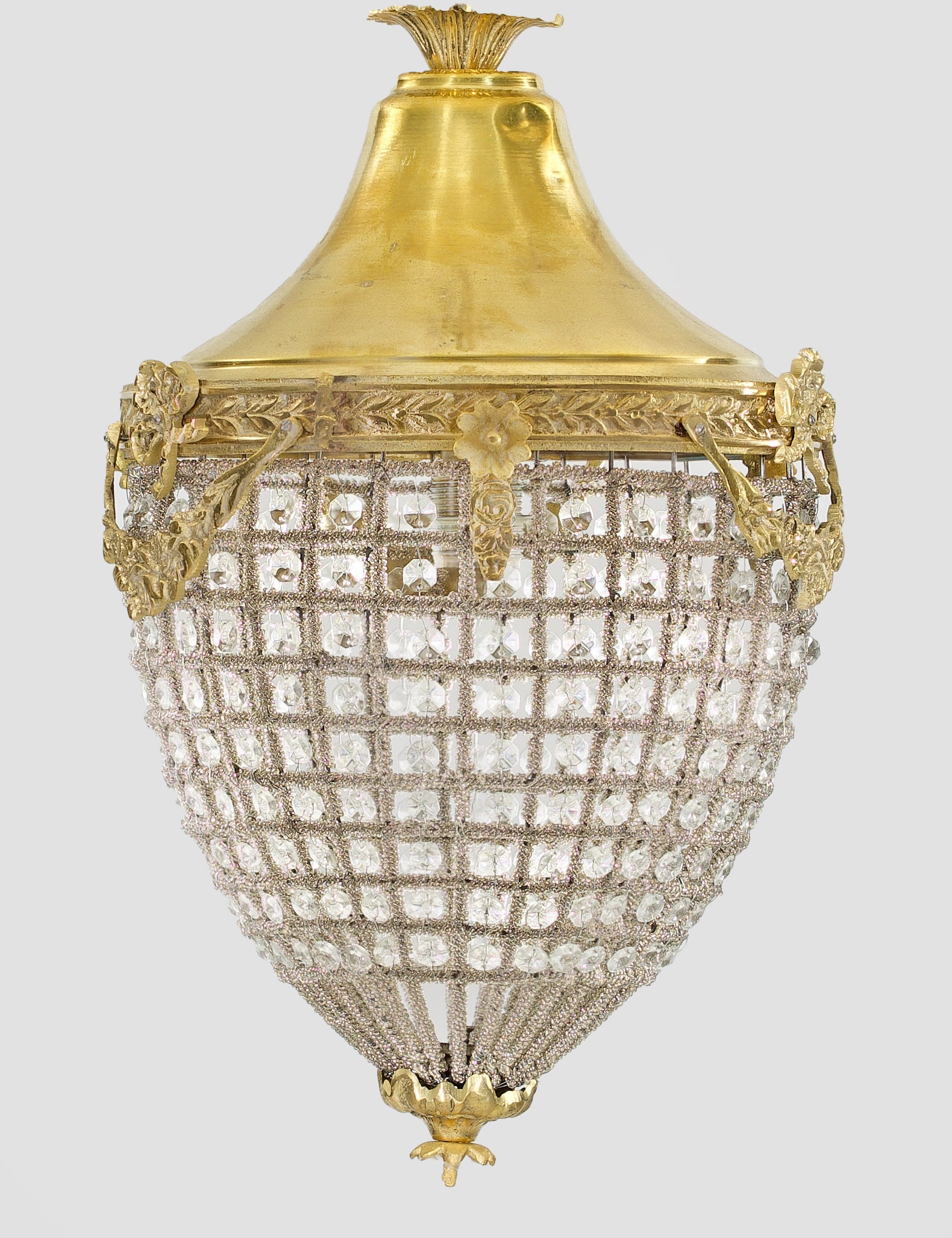 Deckenlampe im Louis XVI-Stil: 1-flg.; Messing und farbloses Glas. Tropfenförmiger, gitterartig durchbrochen gestalteter Korpus mit umlaufendem Blattfries sowie applizierten Festons. Elektrifiziert. Lampen-H. 52 cm. D. 30 cm. A Fr
