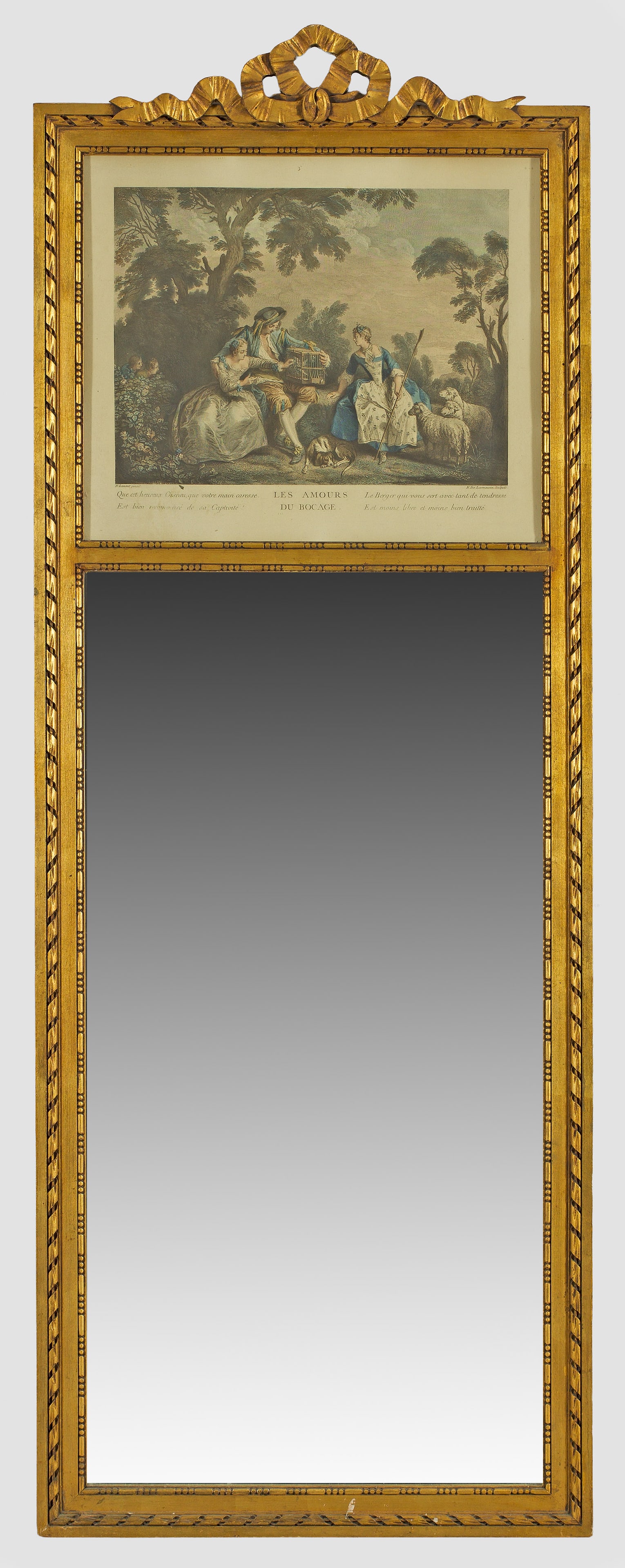 Großer Peilerspiegel im Louis XVI-Stil: Holz, reliefiert und vergoldet. Gerade, hochrechteckige, umlaufend profilierte Spiegelrahmung mit Schleifenbekrönung. Im breiten Giebelfeld verglaster, polychrom gestalteter Stich mit Galanterieszene