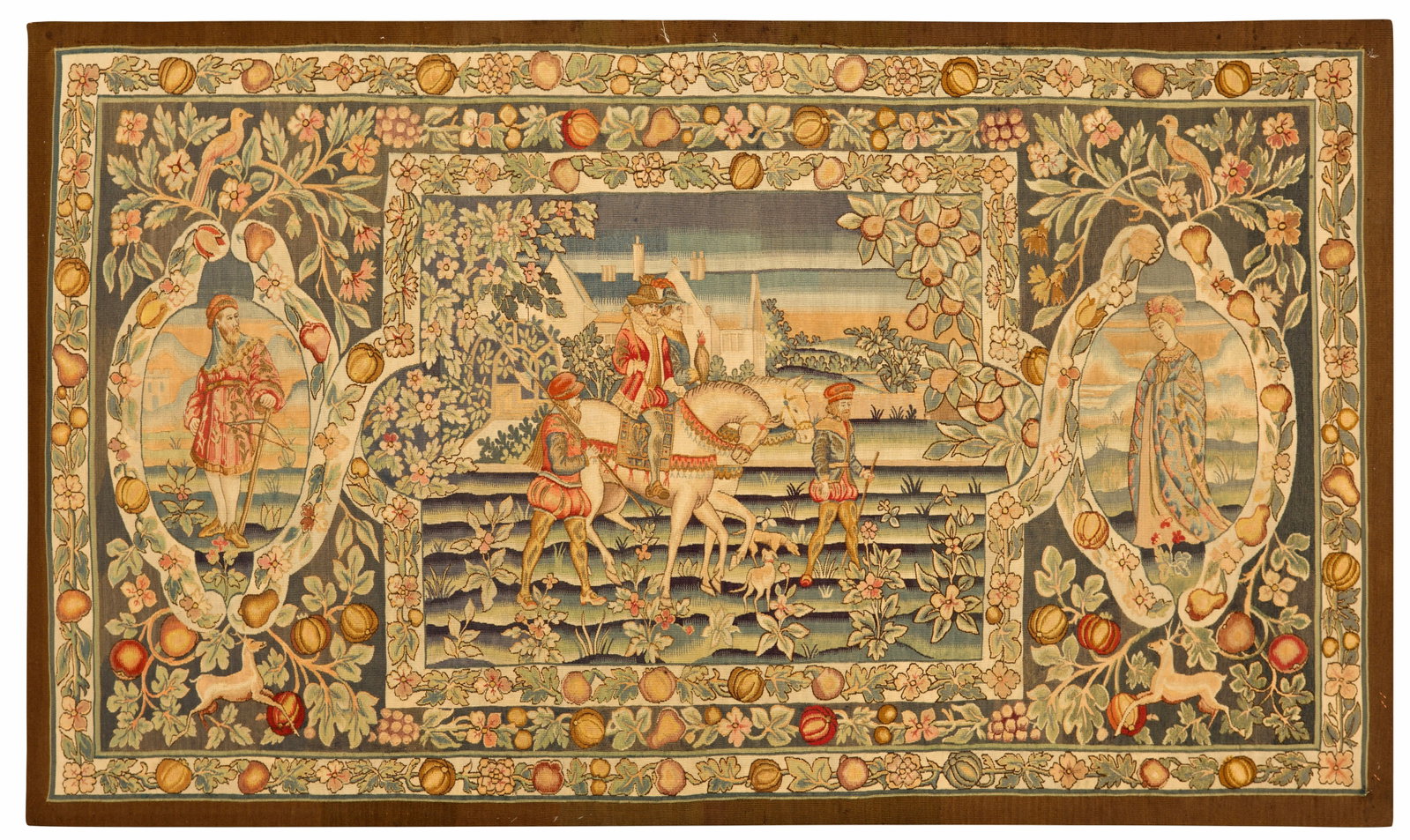 Arts & Crafts-Tapisserie: Wolle, in unterschiedlichen Tönen flach gewebt. Auf blau-grauem Fond große Reserve mit der Darstellung eines reitenden Edelmannes in stilisierter Landschaft, flankiert von korrespondierenden Medaill