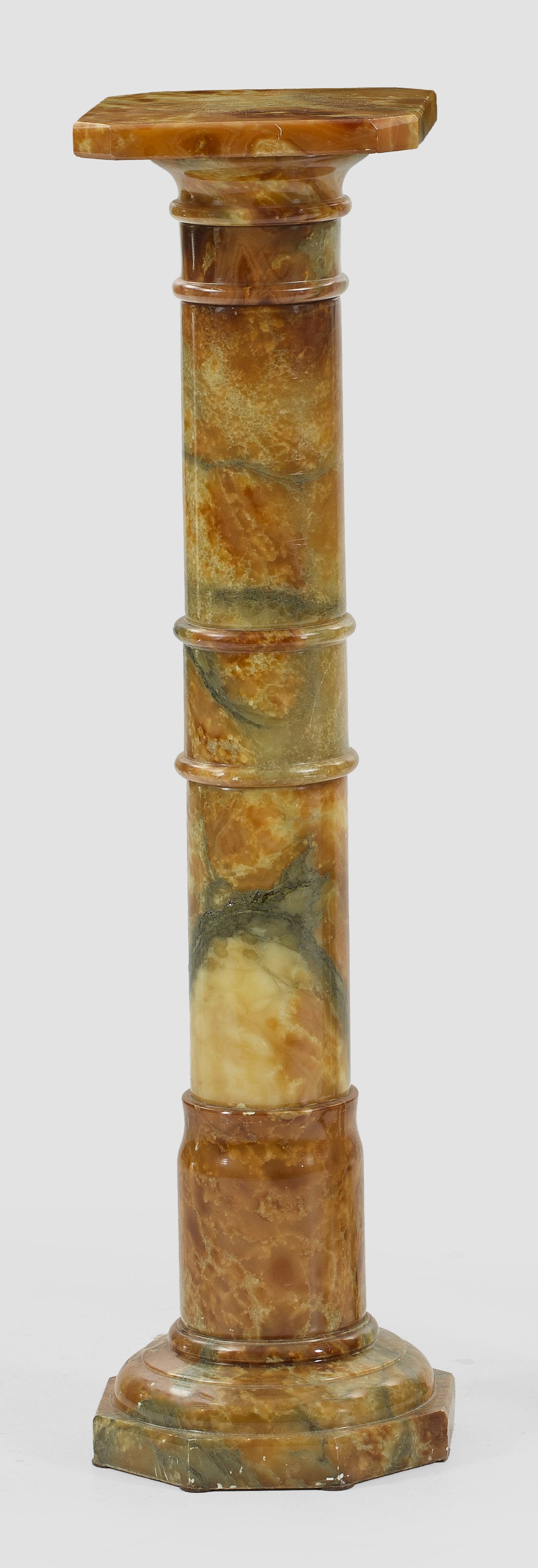 Skulpturensäule: In unterschiedlichen Grün- und Brauntönen gemaserter Onyx. Über gekanteter Plinthe und profilierter Basis, gegliederter Balusterschaft als Träger für flache Deckplatte. Minim. besch.; H. 100 cm. 