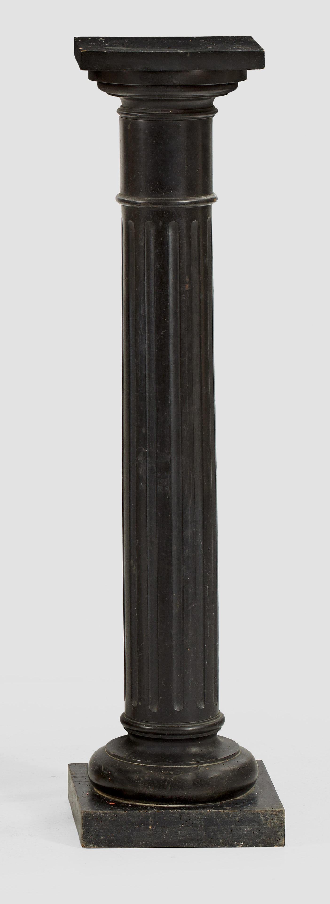 Skulpturensäule: Holz, schwarz lackiert. Über quadratischer Basis kannelierter Säulenschaft mit profilierter Basis und korrespondierendem Kapitell. Quadratische Deckplatte. H. 108 cm. 25 cm x 25 cm. A German black l