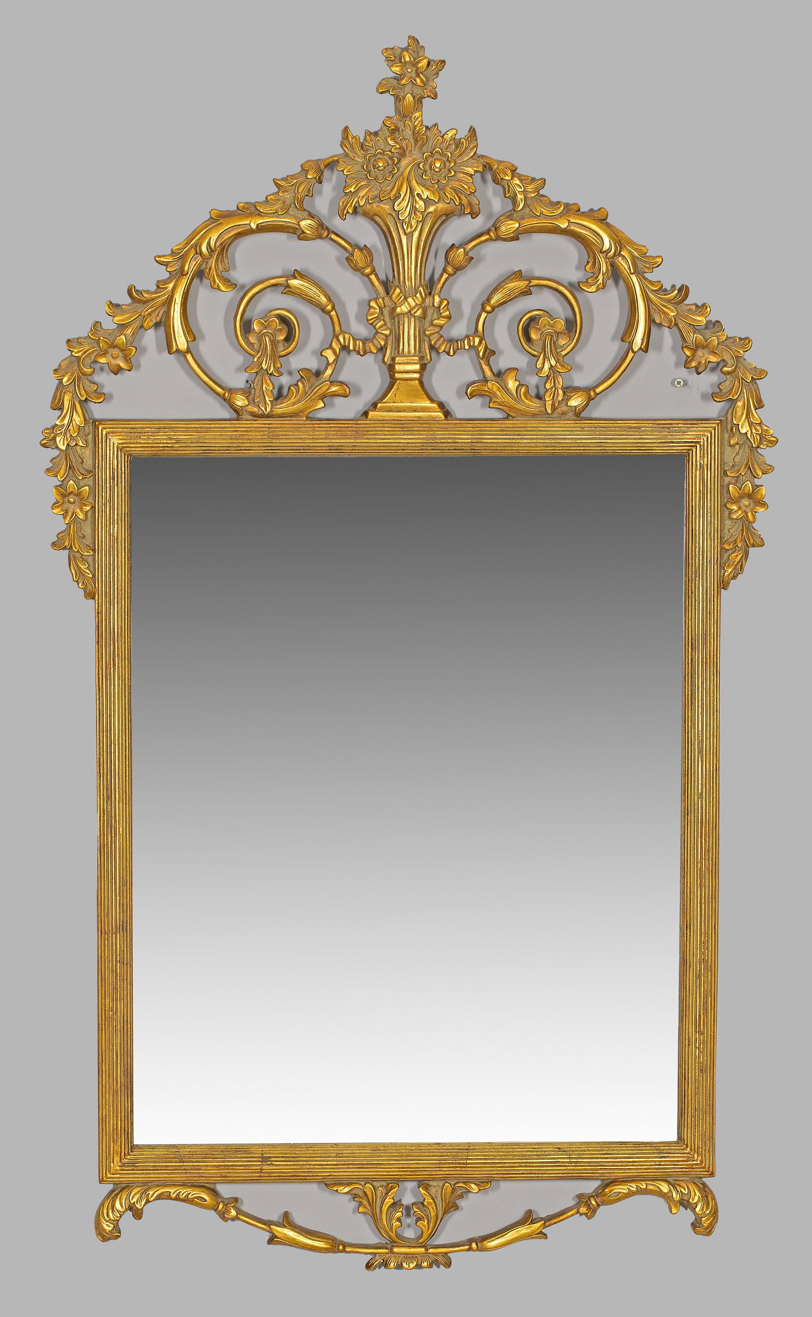 Wandspiegel im Barock-Stil: Surrogat, vergoldet. Hochrechteckige, profilierte Spiegelrahmung. Durchbrochen gearbeitete Bekrönung aus gegeneinander gestellten, eingerollten Voluten und Blattwerk. 134 cm x 80 cm. A gilt French Ba