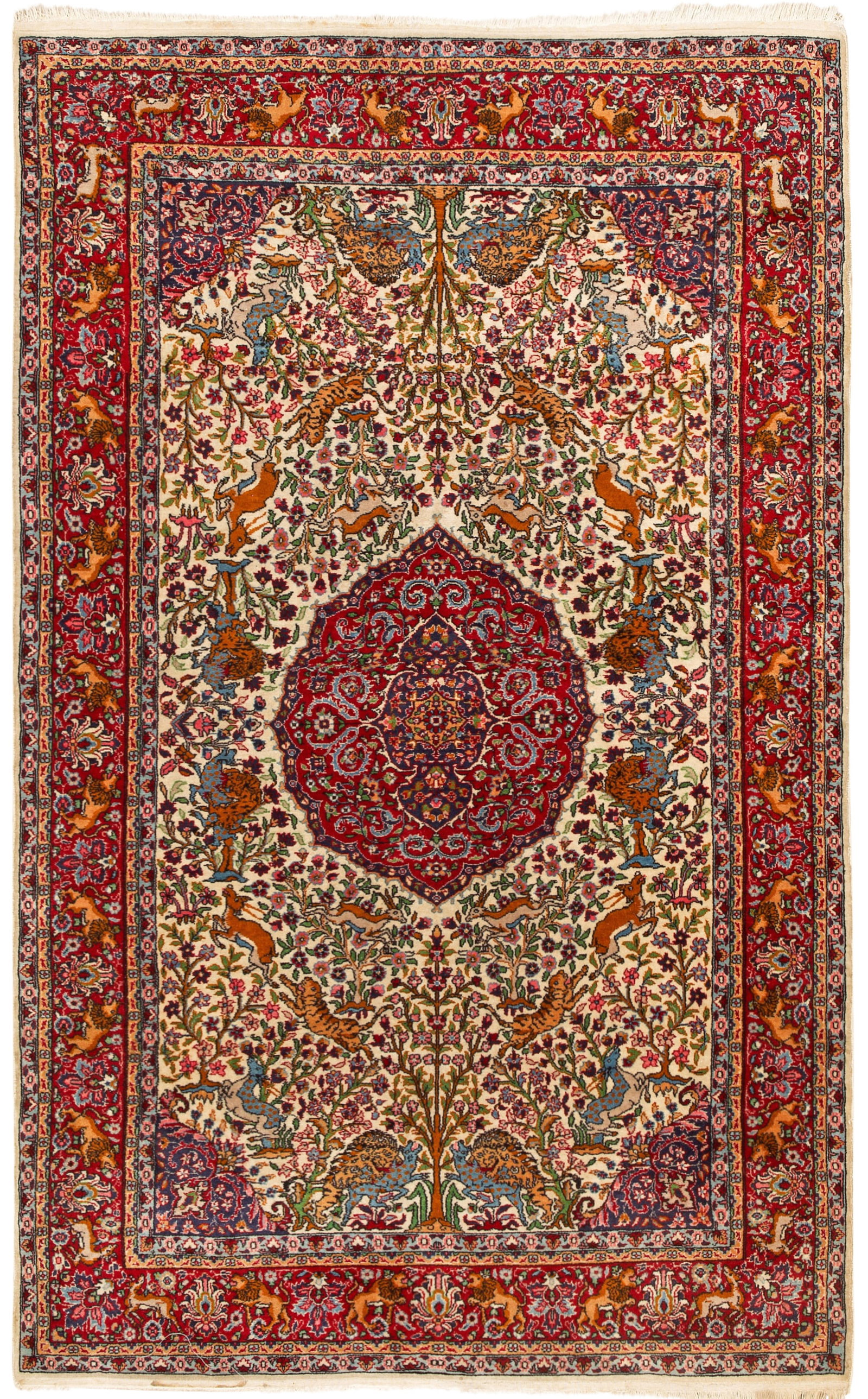 Kleiner Kaschmir-Teppich: Indien. Wolle auf Baumwolle. Im elfenbeinfarbenen Innenfeld großes, rotgrundiges Zentralmedaillon sowie flächendeckende Rankenmusterung mit Wildtieren. Umlaufend breite, hellrote Bordüre mit korres