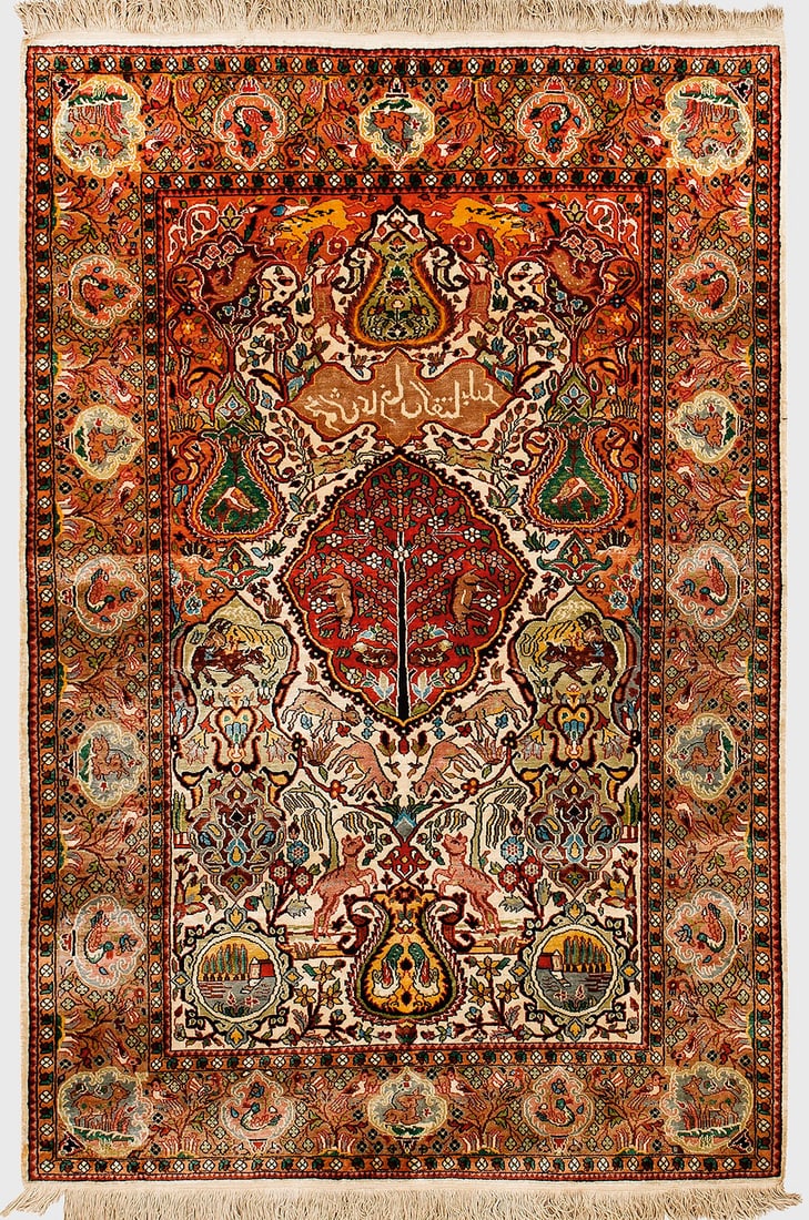 Kaschmir-Brücke: Indien. Kunstseide auf Baumwolle. Im elfenbeinfarbenen Innenfeld passig geschweifte Nische mit Schriftkartusche. Rotes Zentralmedaillon sowie flächendeckende Musterung mit Wildtieren. Umlaufend korre