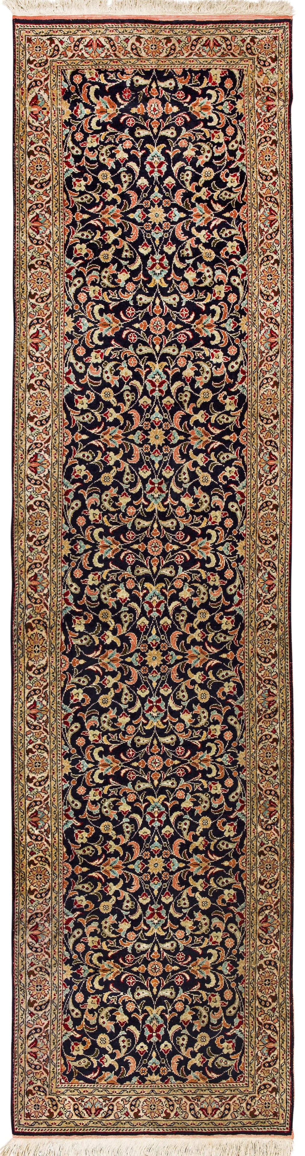 Kaschmir-Läufer: Indien. Kunstseide auf Baumwolle. Im dunklen Innenfeld flächendeckend durchlaufende Musterung aus dicht angeordneten Blütenranken. Umlaufend breite, elfenbeinfarbene Bordüre aus Palmette. 290 cm x 
